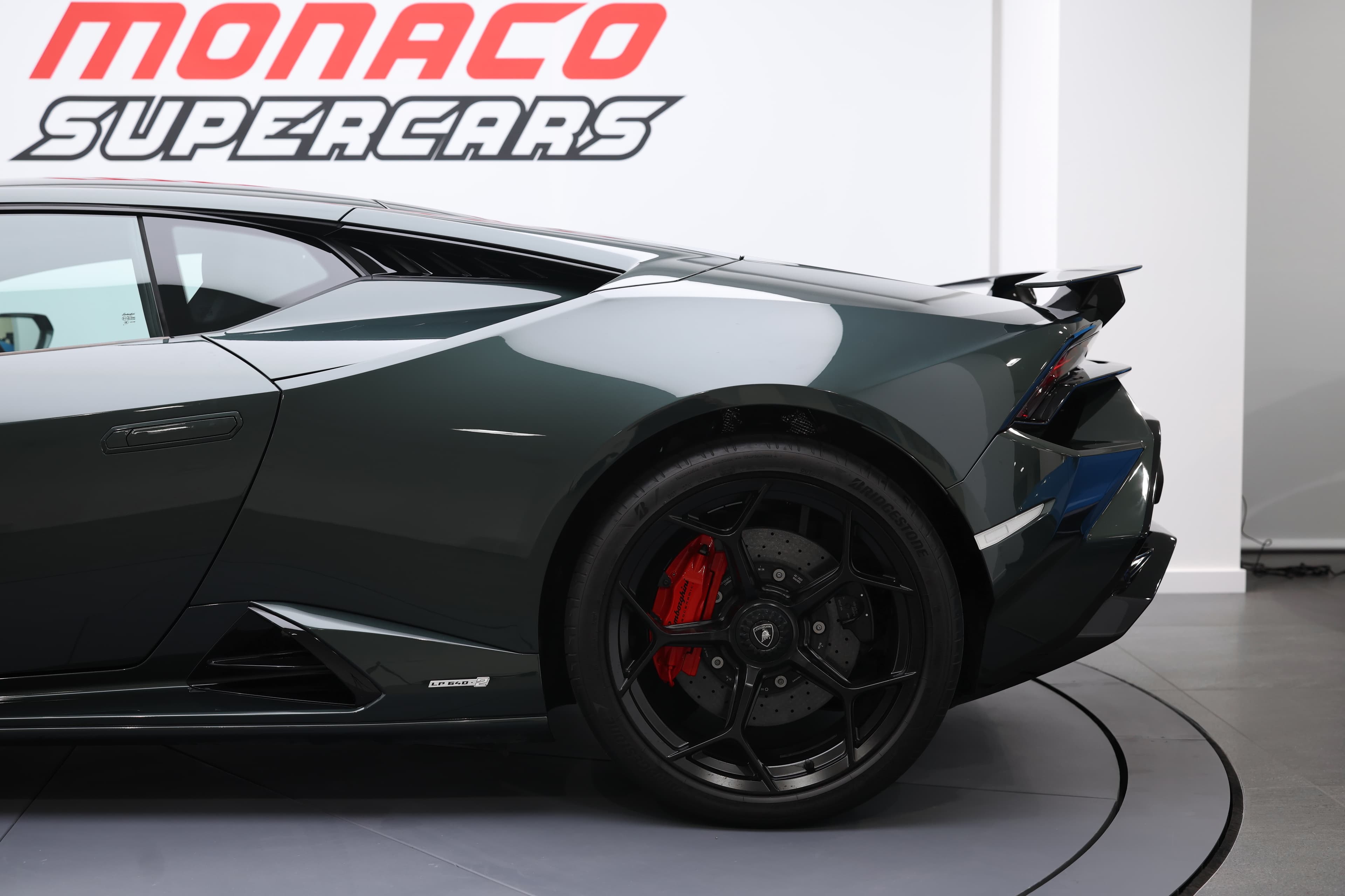 Le profil arrière de la Lamborghini Huracán Tecnica, avec ses feux distinctifs et son aileron, exprime une combinaison parfaite de sportivité et d'élégance, capturant l'essence de la performance automobile.