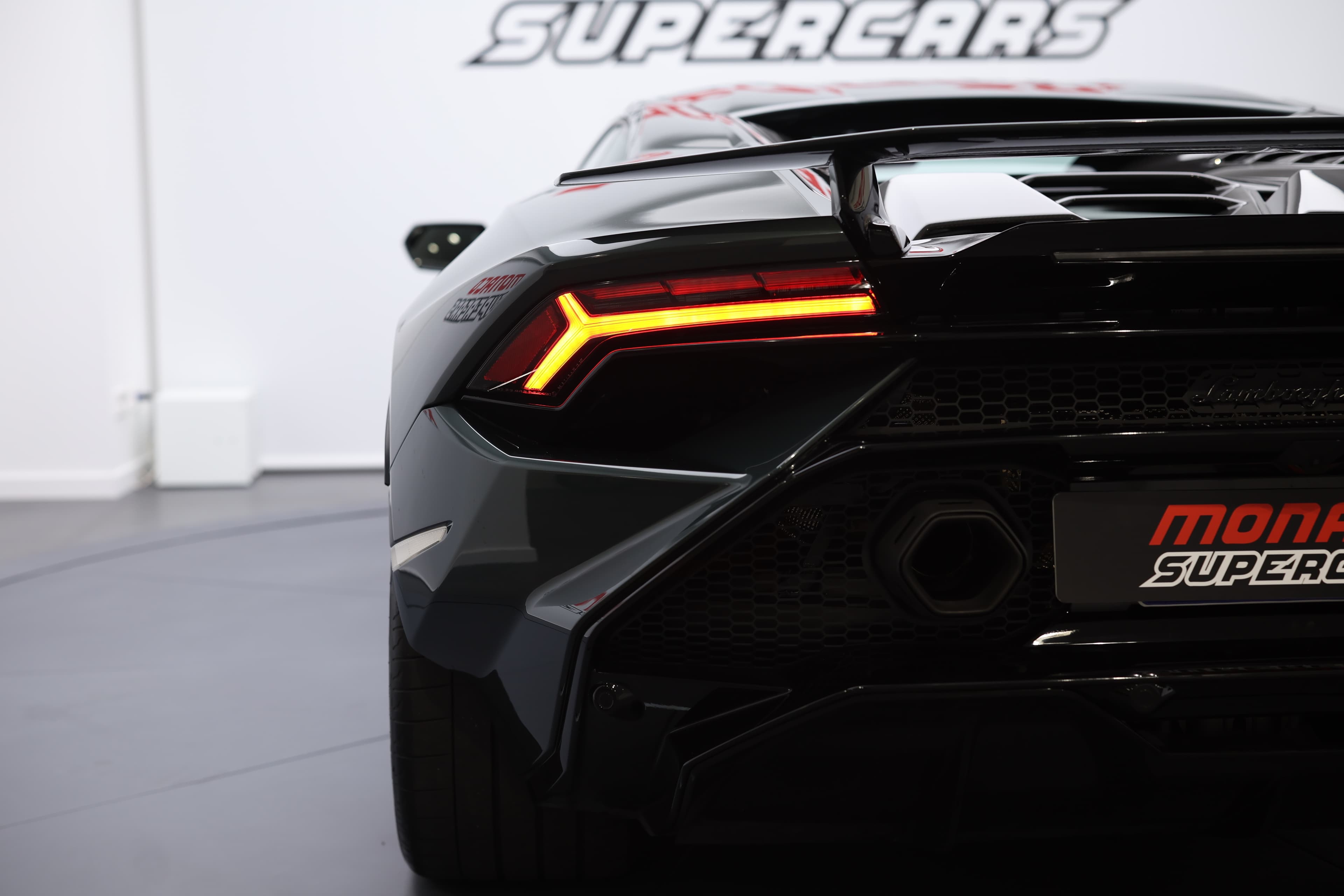 Le feu arrière droit allumé de la Lamborghini Huracán Tecnica se distingue par son design futuriste, offrant une visibilité optimale tout en accentuant l'élégance et l'agressivité du véhicule sur la route.