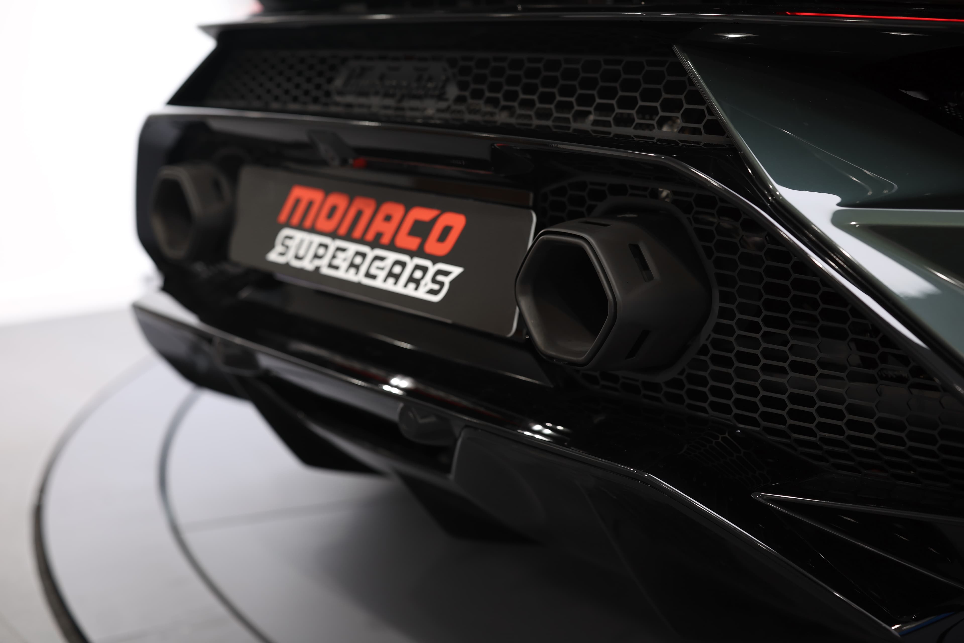 L'échappement arrière de la Lamborghini Huracán Tecnica, associé à un diffuseur aérodynamique, souligne la performance et l'agressivité de la voiture, tout en assurant une évacuation efficace des gaz d'échappement pour une puissance optimale.