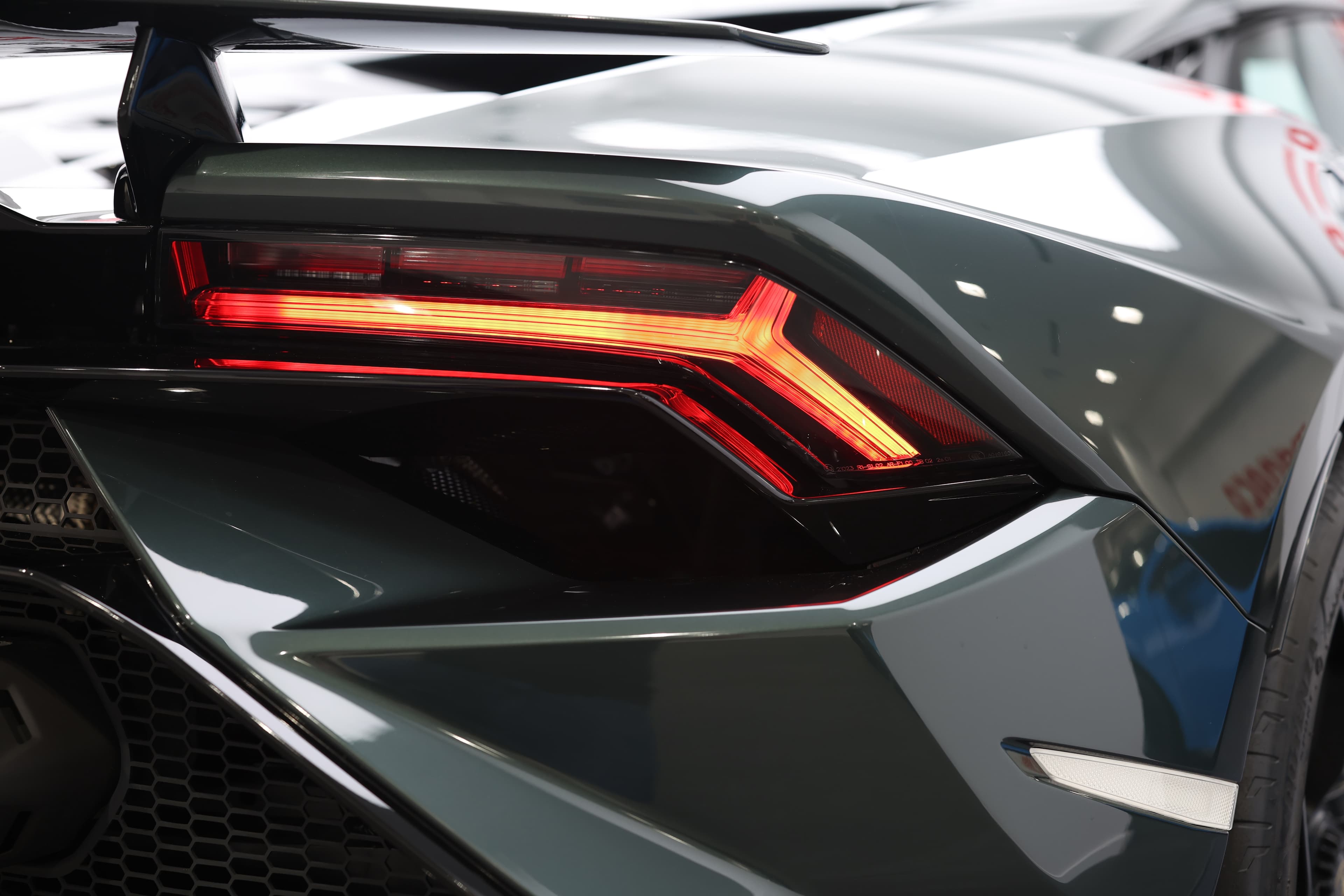 Le feu arrière de la Lamborghini Huracán Tecnica, vu de très près, révèle des détails raffinés dans le design, avec une technologie d'éclairage LED sophistiquée qui accentue son caractère sportif et moderne.