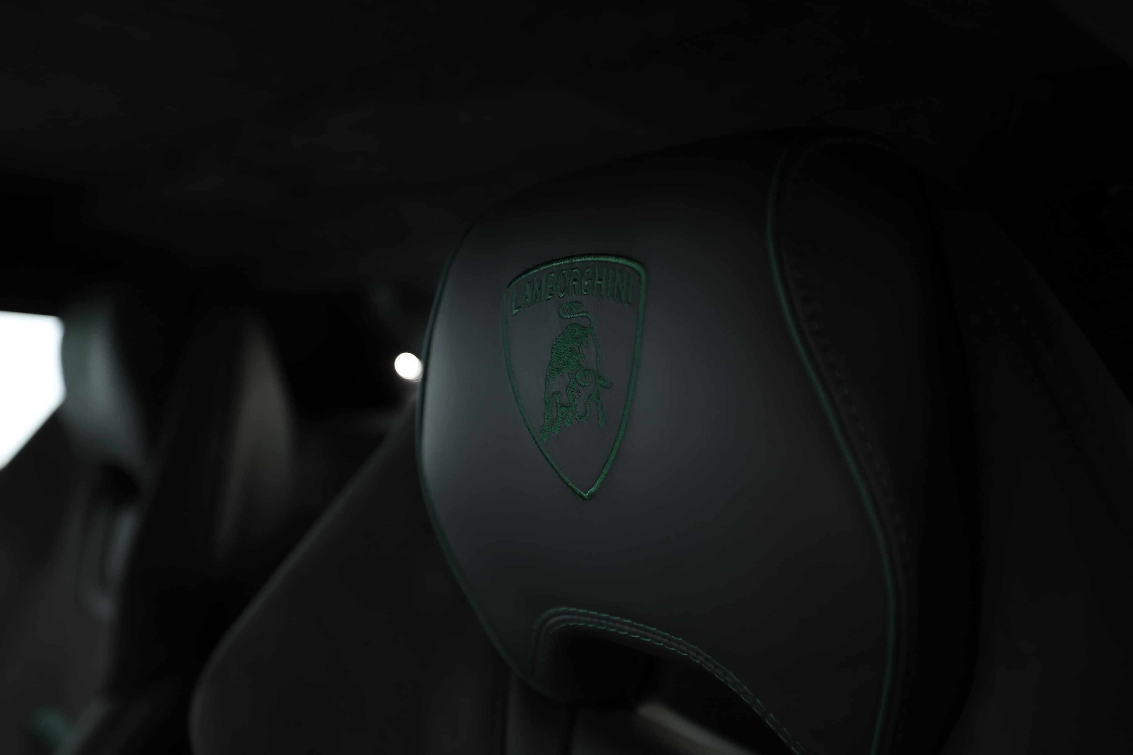 L'appui-tête des sièges avant de la Lamborghini Huracán Tecnica est orné du logo Lamborghini en surpiqûres raffinées, ajoutant une touche distincte de luxe et de sportivité à l'habitacle, tout en assurant un soutien optimal lors de la conduite.