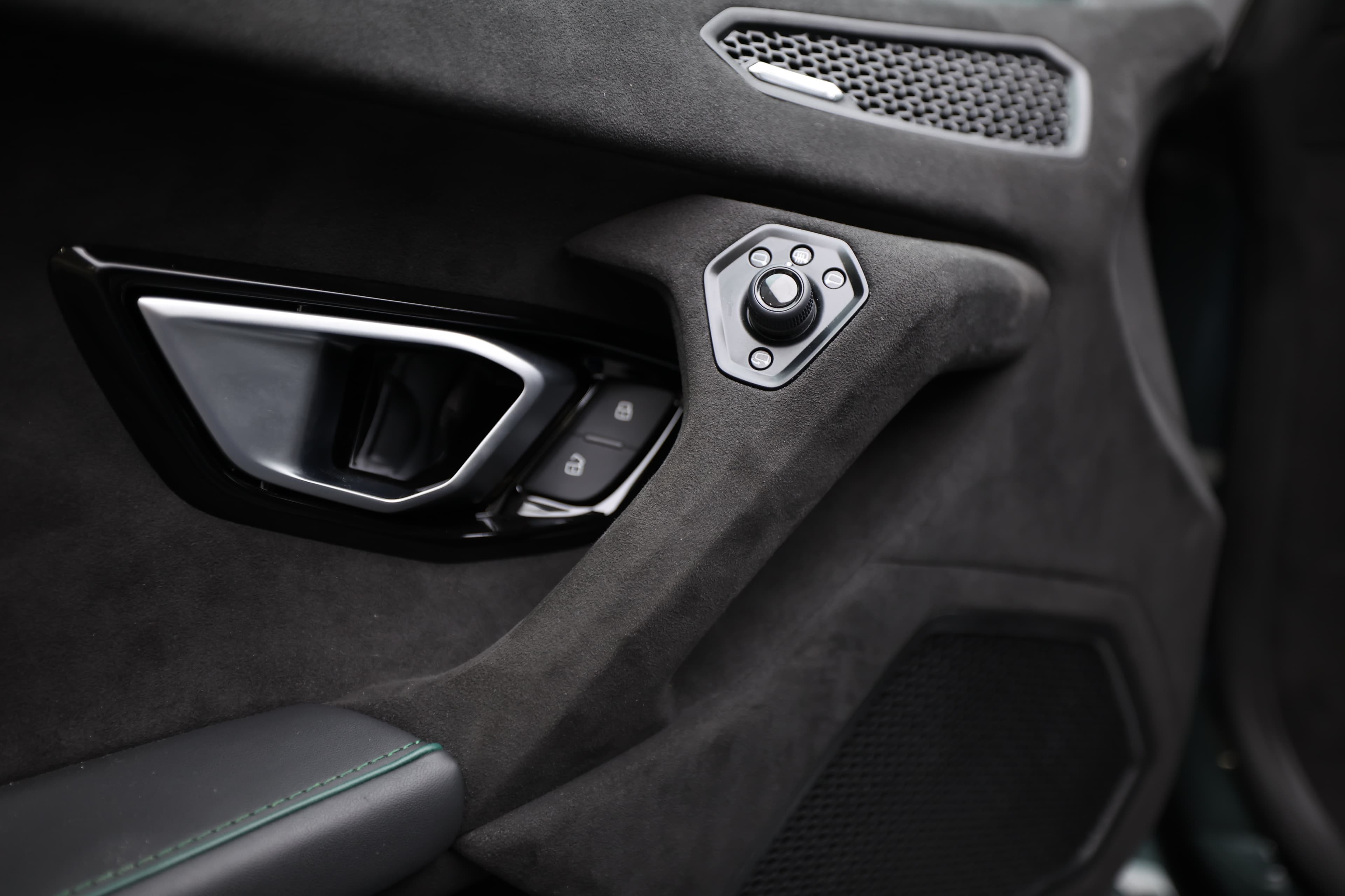 La poignée de porte intérieure de la Lamborghini Huracán Tecnica est conçue dans un style épuré et sportif, souvent en aluminium ou en plastique de haute qualité, intégrant des éléments de design qui reflètent l'esthétique globale de la voiture. Elle offre une prise en main confortable, tout en ajoutant une touche de sophistication à l’habitacle.