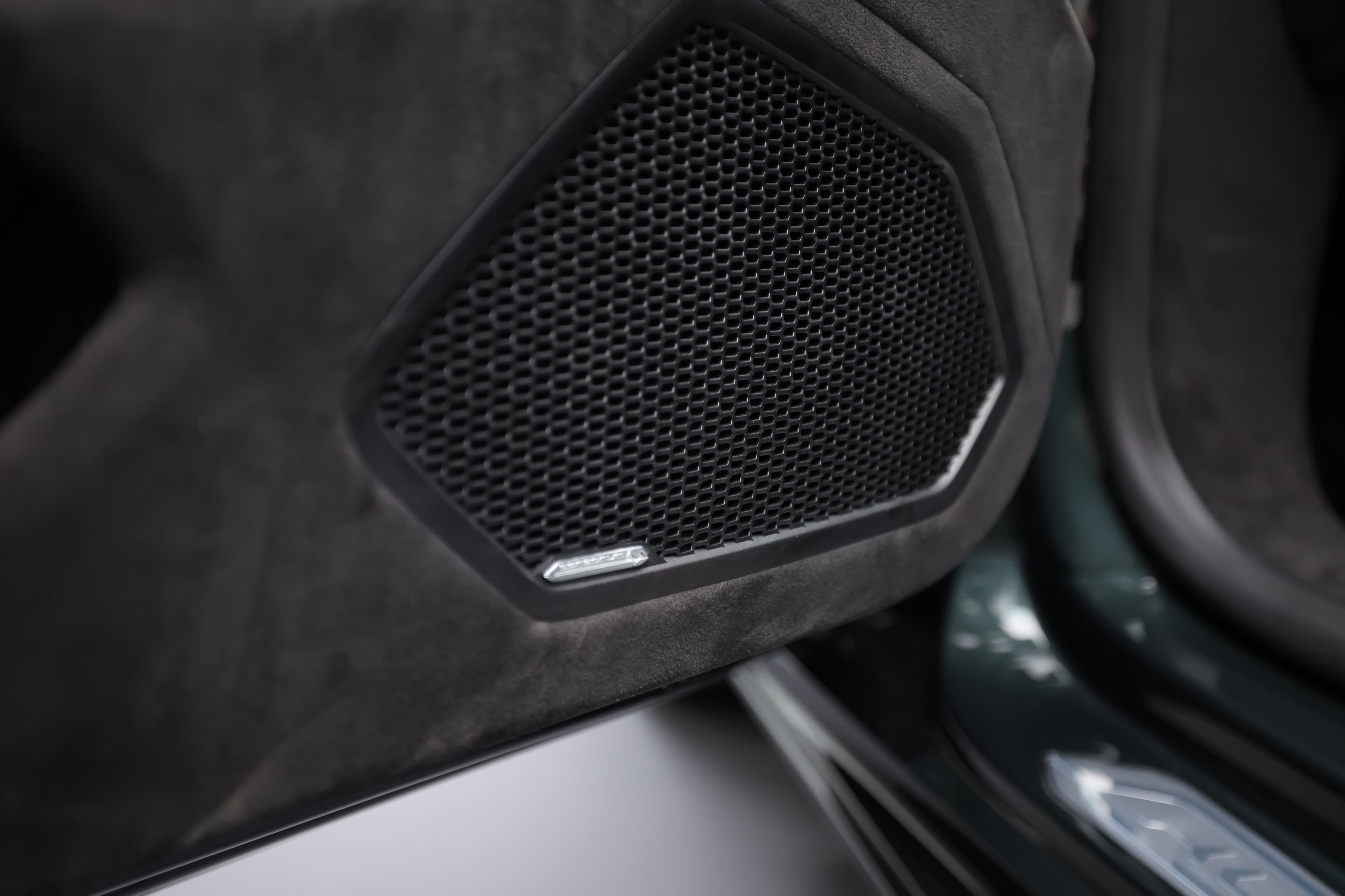 Les enceintes de la Lamborghini Huracán Tecnica sont intégrées de manière discrète dans les portes et le tableau de bord, offrant un son de haute fidélité. Elles sont souvent signées par des marques prestigieuses, garantissant une expérience audio immersive, tout en complétant le design intérieur avec des finitions qui s'harmonisent avec l'esthétique sportive et luxueuse de la voiture.