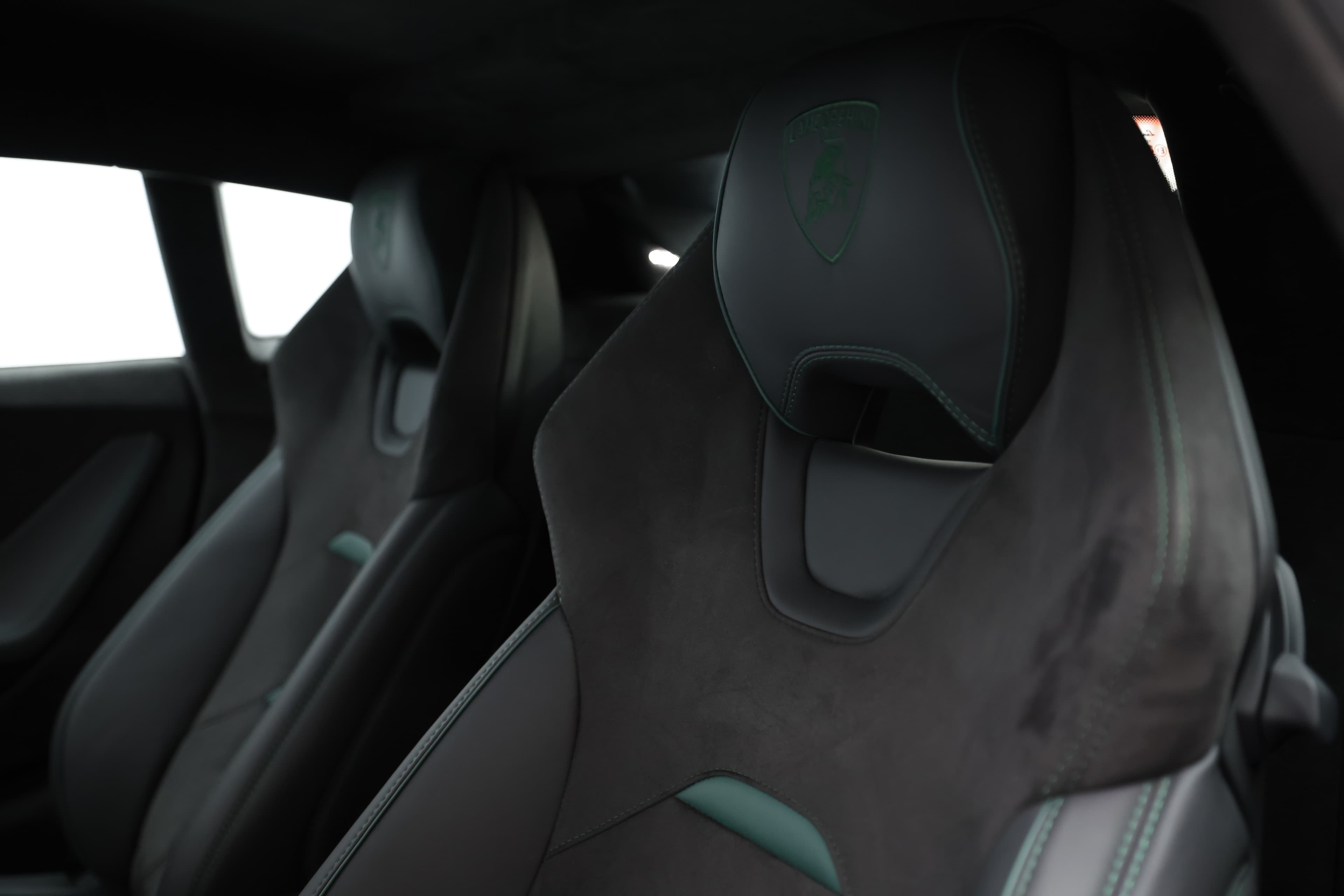 Les sièges de la Lamborghini Huracán Tecnica sont conçus pour offrir un soutien optimal et un confort exceptionnel, avec un rembourrage sportif et des matériaux haut de gamme. Ils allient esthétique et performance, garantissant une expérience de conduite immersive.