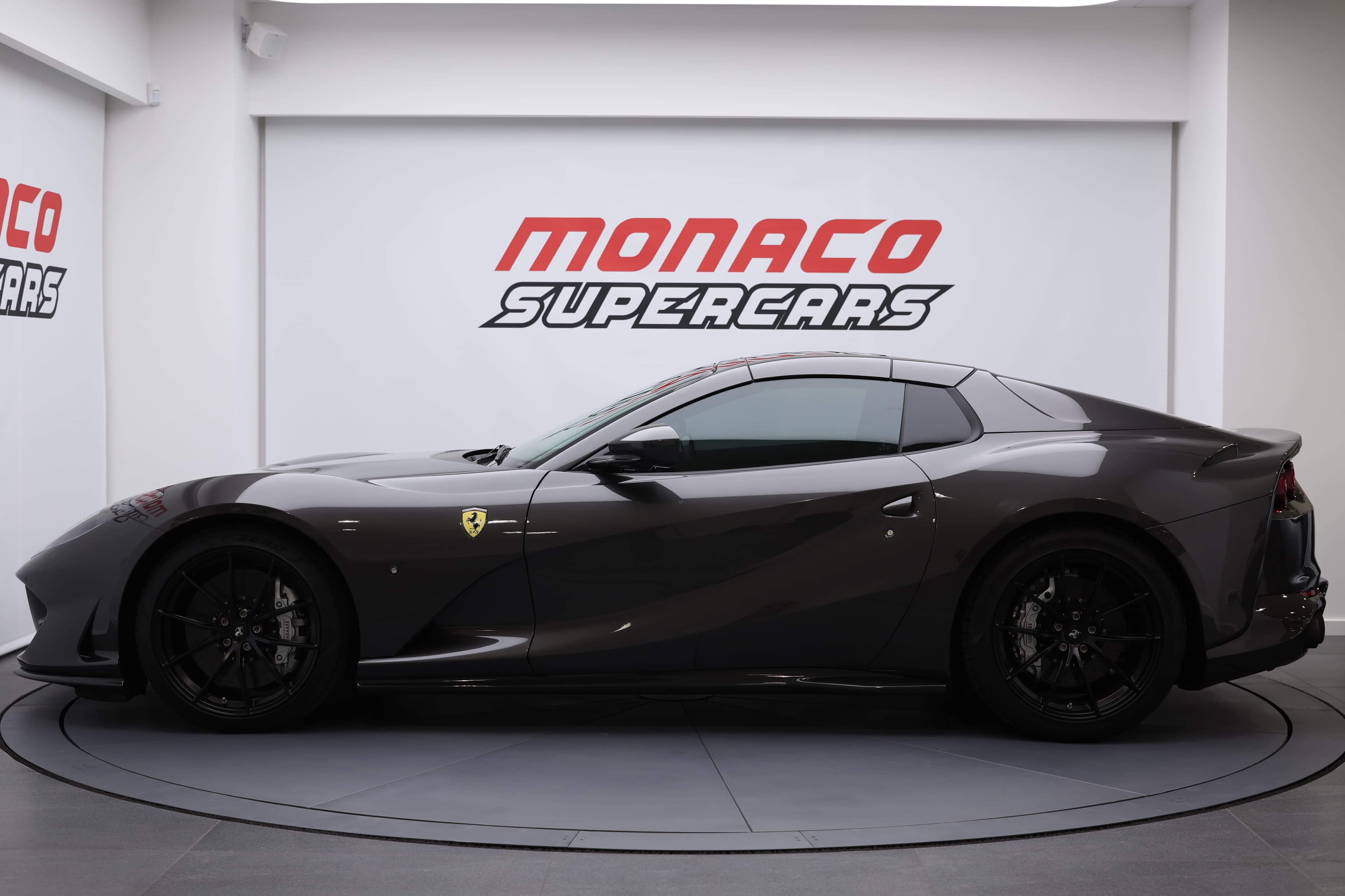 Photo de vue de profil de la splendide Ferrari 812 GTS à vendre sur Monaco 