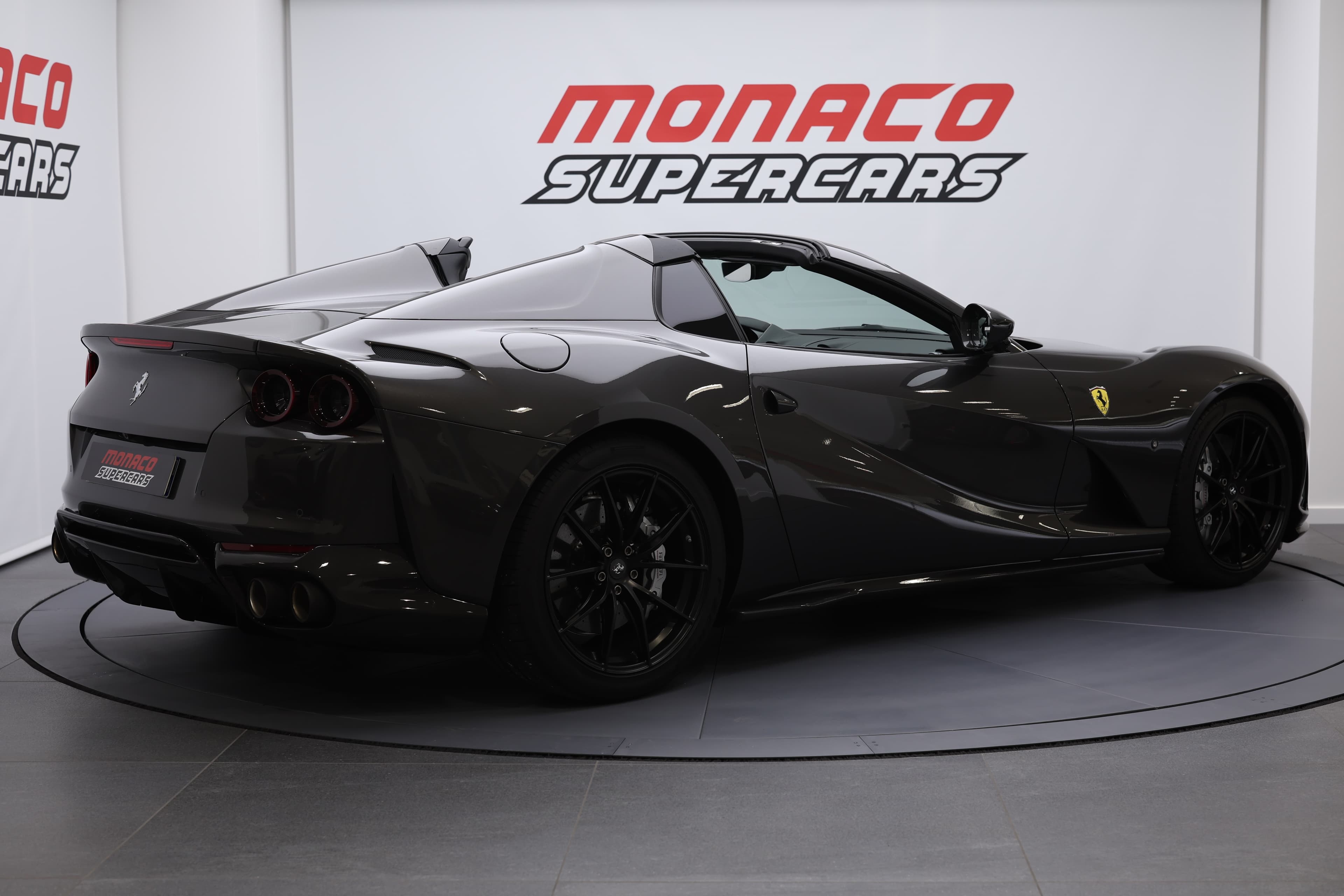 La Ferrari 812 GTS, vue de trois quarts arrière avec le toit décapoté, révèle son allure dynamique et son design raffiné, incarnant la performance et le style italien.