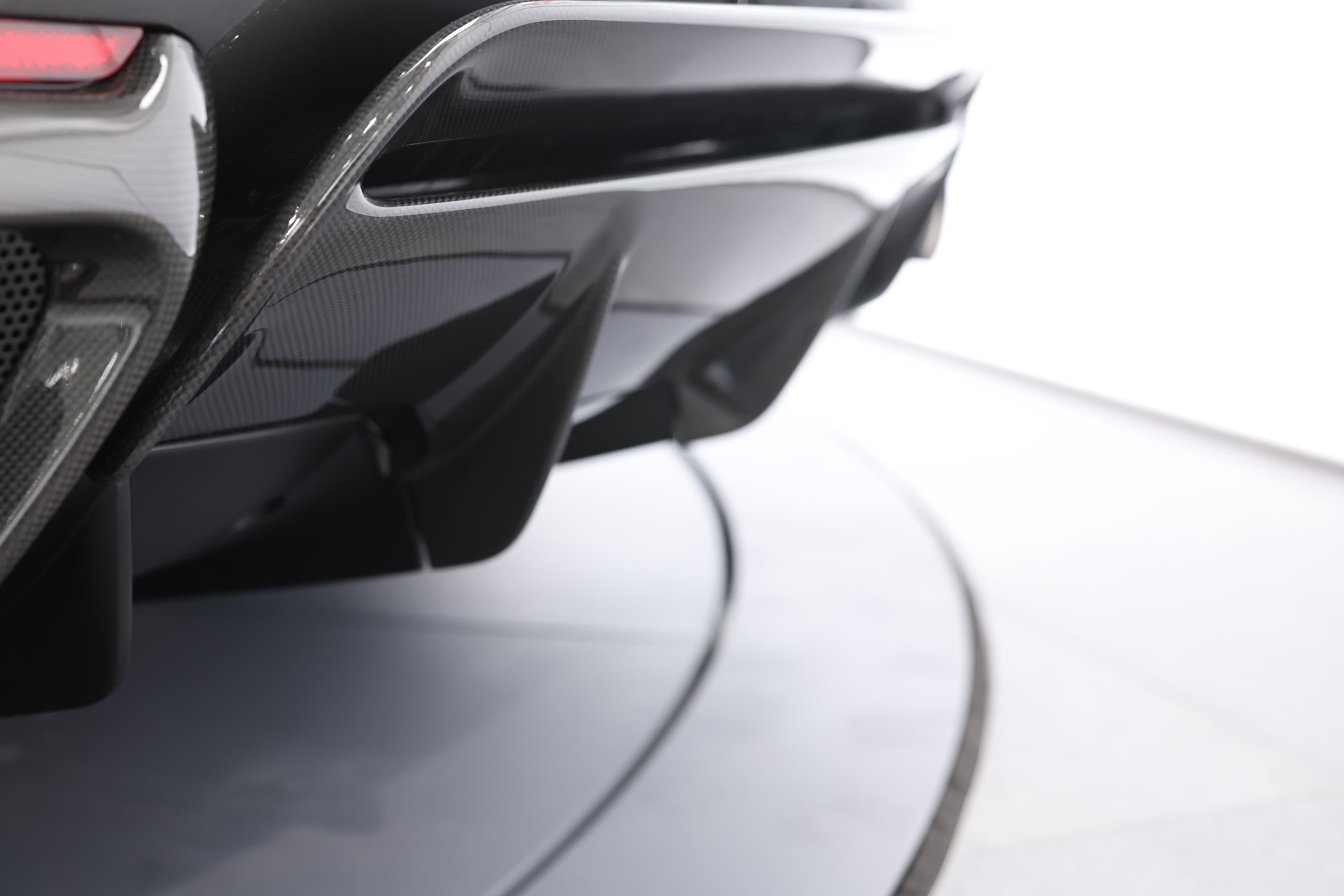 Le diffuseur arrière en carbone de la Ferrari 812 GTS met en avant une esthétique sportive et high-tech, tout en améliorant la performance aérodynamique de la voiture.