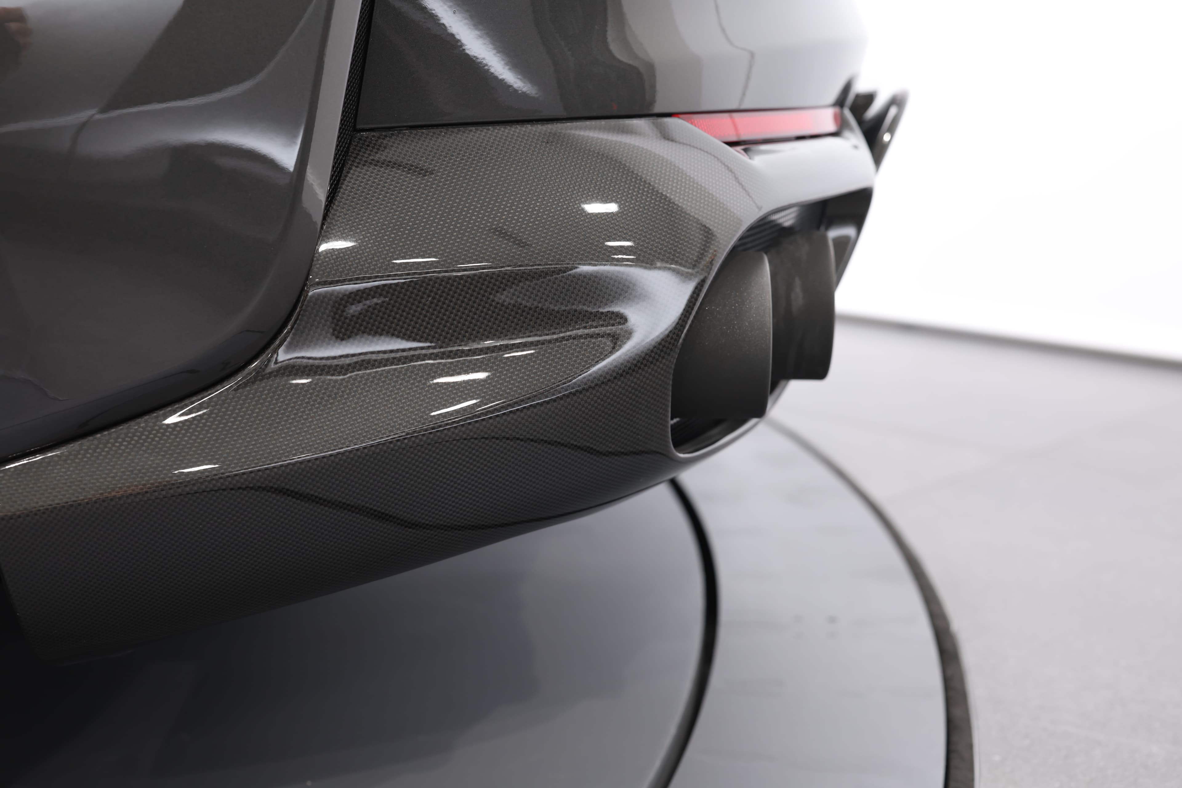 Le diffuseur arrière en carbone de la Ferrari 812 GTS met en avant une esthétique sportive et high-tech, tout en améliorant la performance aérodynamique de la voiture.