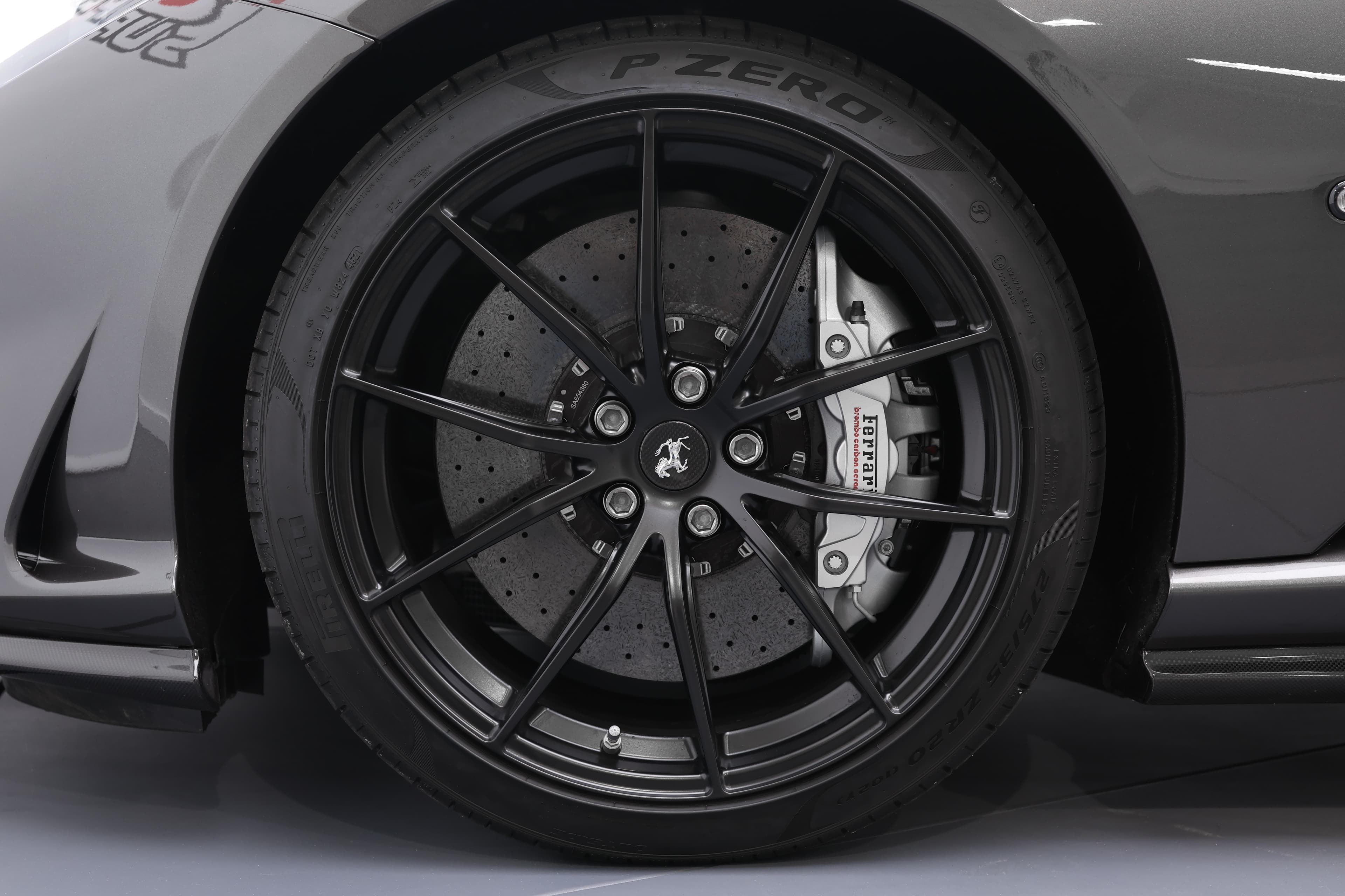 Les jantes de la Ferrari 812 GTS, au design élégant et sportif, complètent parfaitement son look dynamique, tout en offrant une performance optimale sur la route.