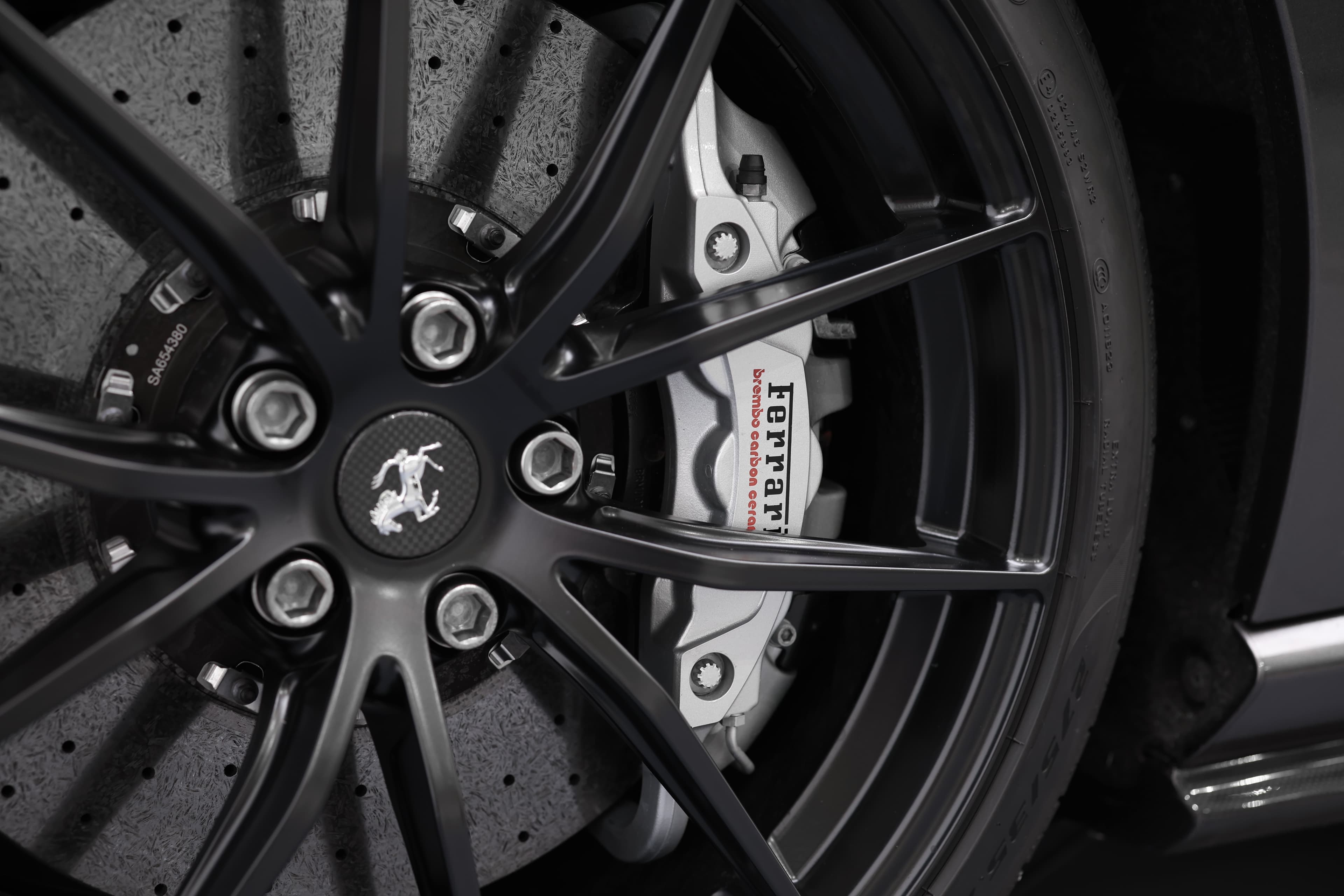 Les jantes de la Ferrari 812 GTS, au design élégant et sportif, complètent parfaitement son look dynamique, tout en offrant une performance optimale sur la route.