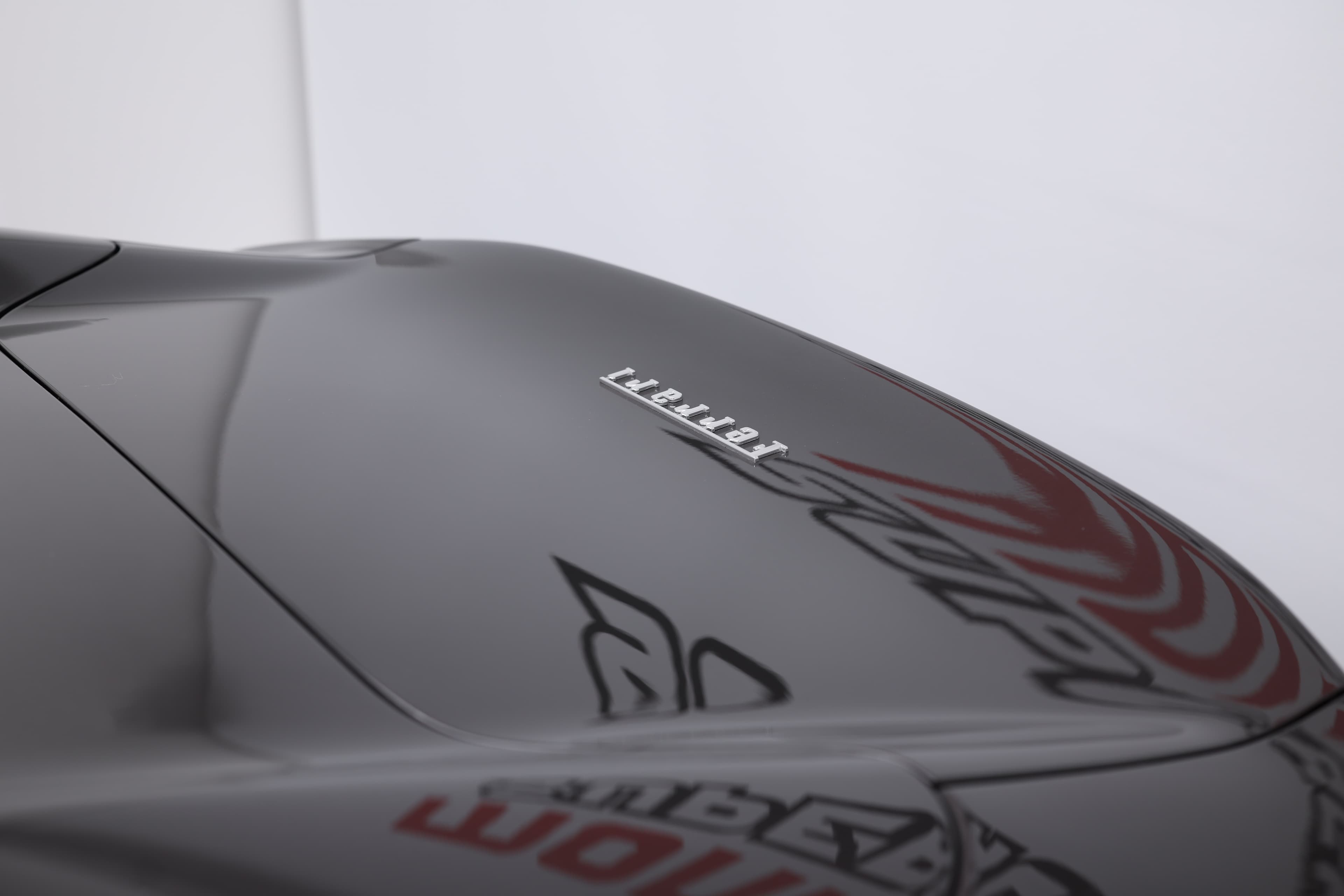 Le coffre fermé de la Ferrari 812 GTS affiche des lignes épurées et sculptées, ajoutant à l'élégance globale du véhicule tout en garantissant une fonctionnalité optimale.