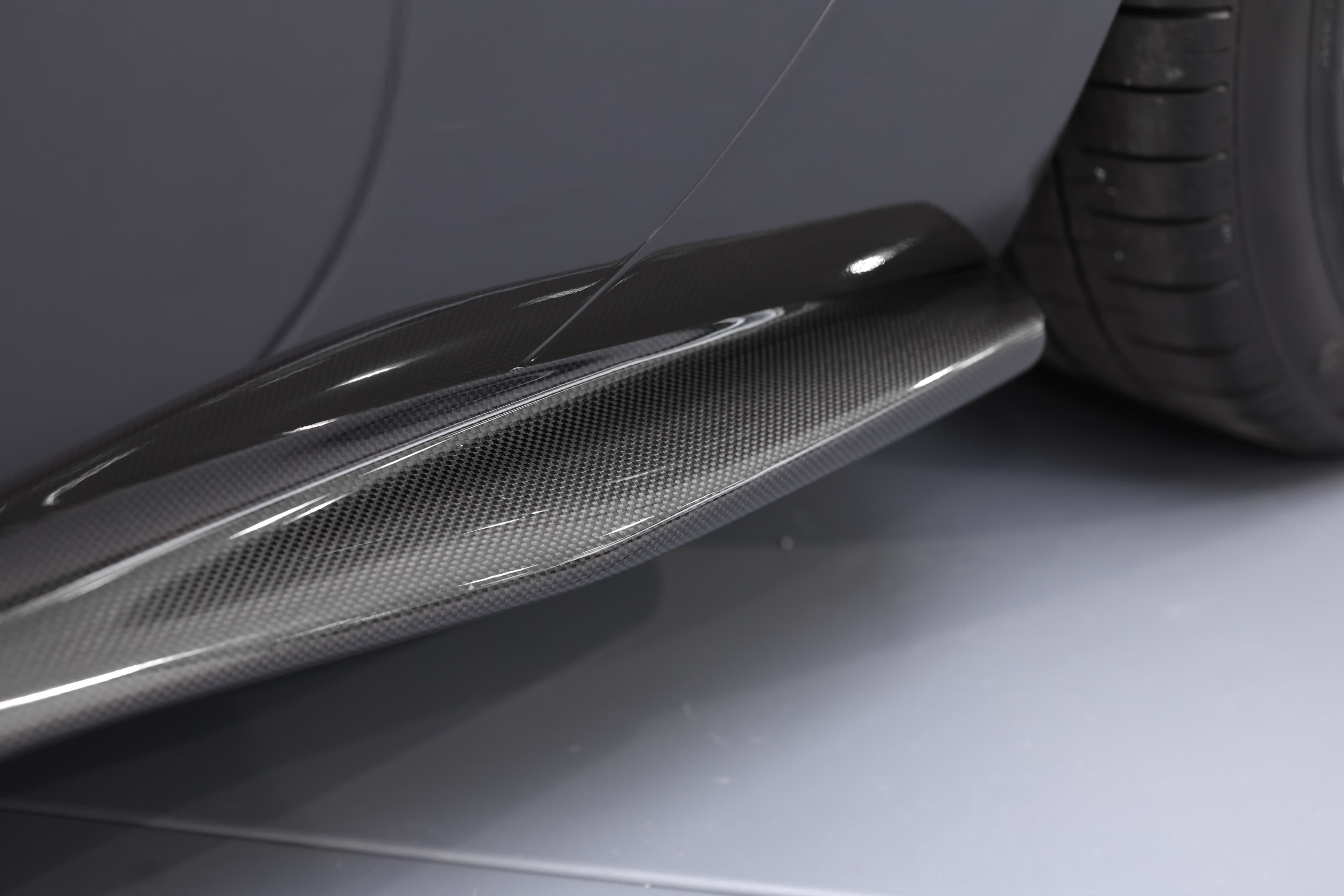 La lame en carbone de la Ferrari 812 GTS accentue le caractère sportif du véhicule, offrant à la fois une touche esthétique moderne et une amélioration de l'aérodynamisme.