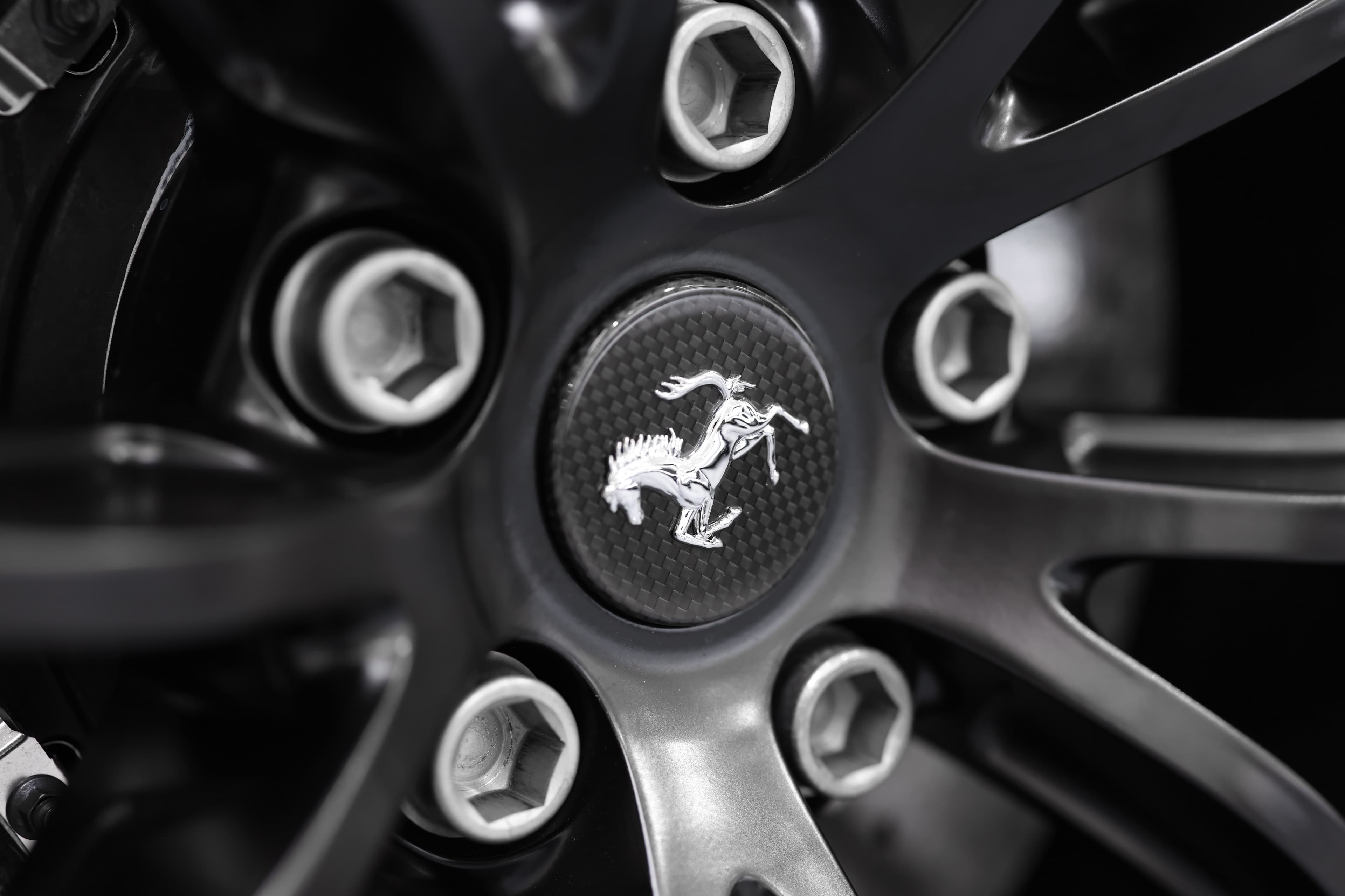 Les jantes de la Ferrari 812 GTS, au design élégant et sportif, complètent parfaitement son look dynamique, tout en offrant une performance optimale sur la route.