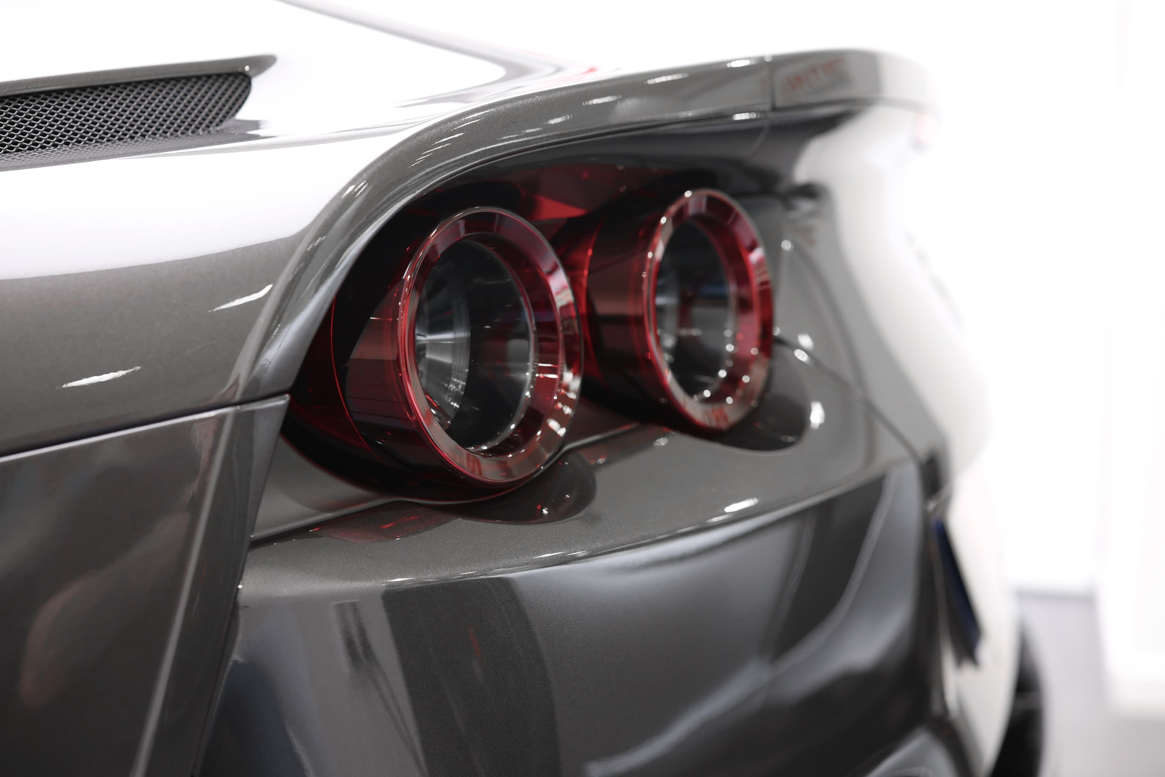 Admirez les feux arrière emblématiques de cette Ferrari 812 GTS décapotable, révélant son allure sportive et élégante !