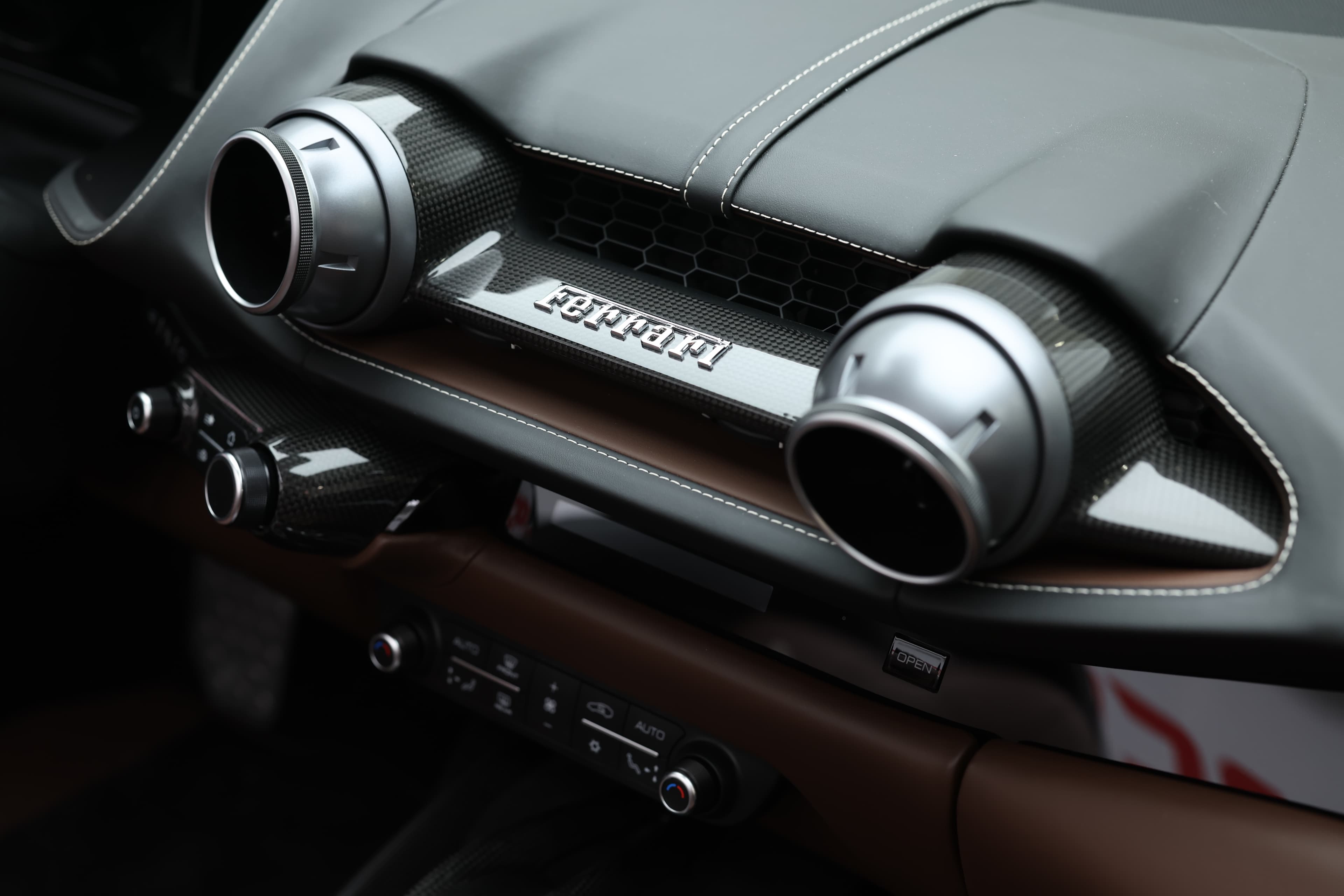 Explorez le tableau de bord de la Ferrari 812 GTS, où les aérateurs en aluminium ajoutent une touche moderne et sportive. La finition en cuir chocolat crée un contraste élégant, soulignant l'attention portée aux détails dans cet intérieur haut de gamme. Un environnement conçu pour le luxe et la performance !