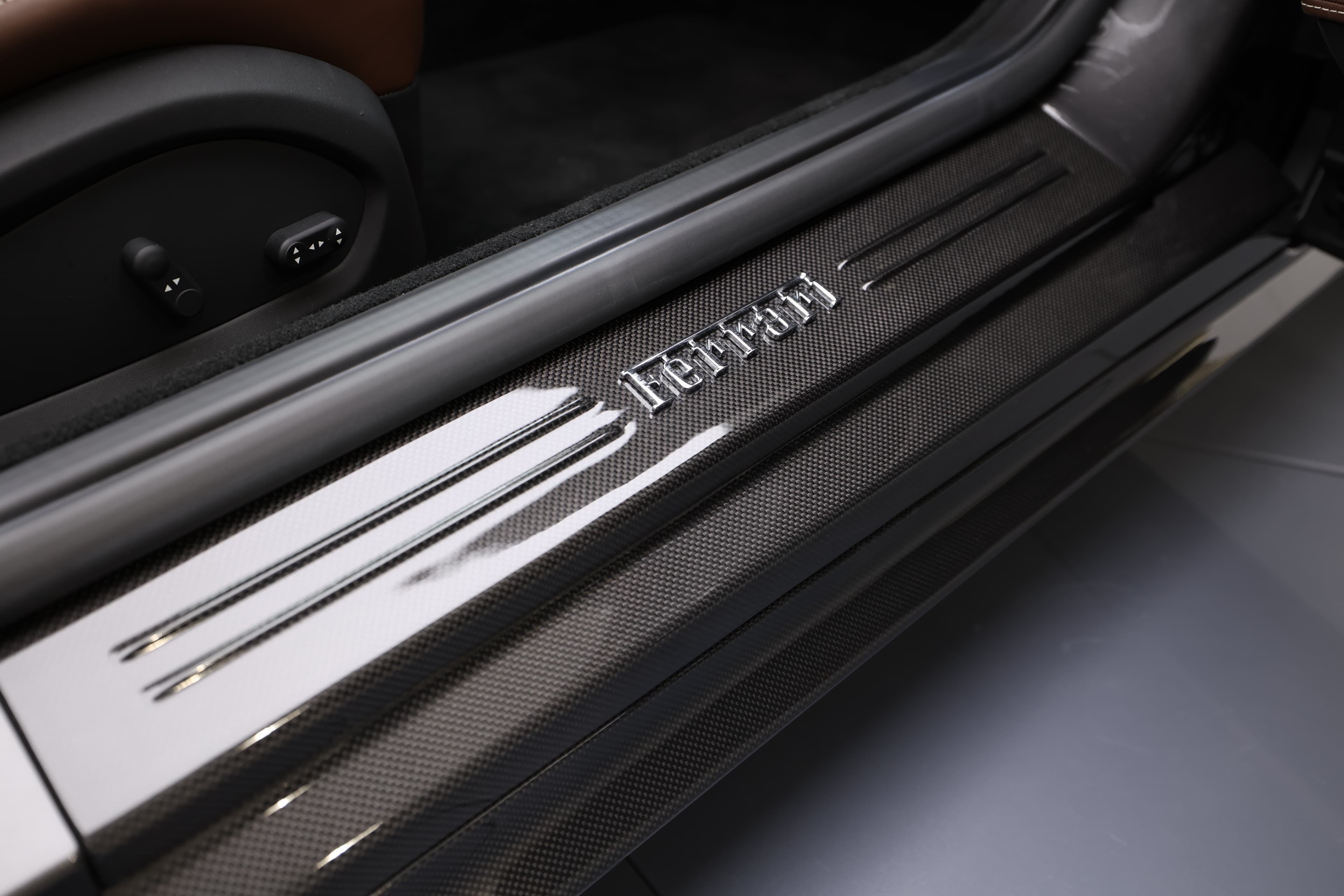 Découvrez le seuil de porte en carbone de la Ferrari 812 GTS, ajoutant une touche de sportivité et de légèreté. Ce matériau haut de gamme, à la fois durable et esthétique, reflète l'engagement de Ferrari envers l'innovation et la performance, tout en sublimant l'intérieur raffiné du véhicule.