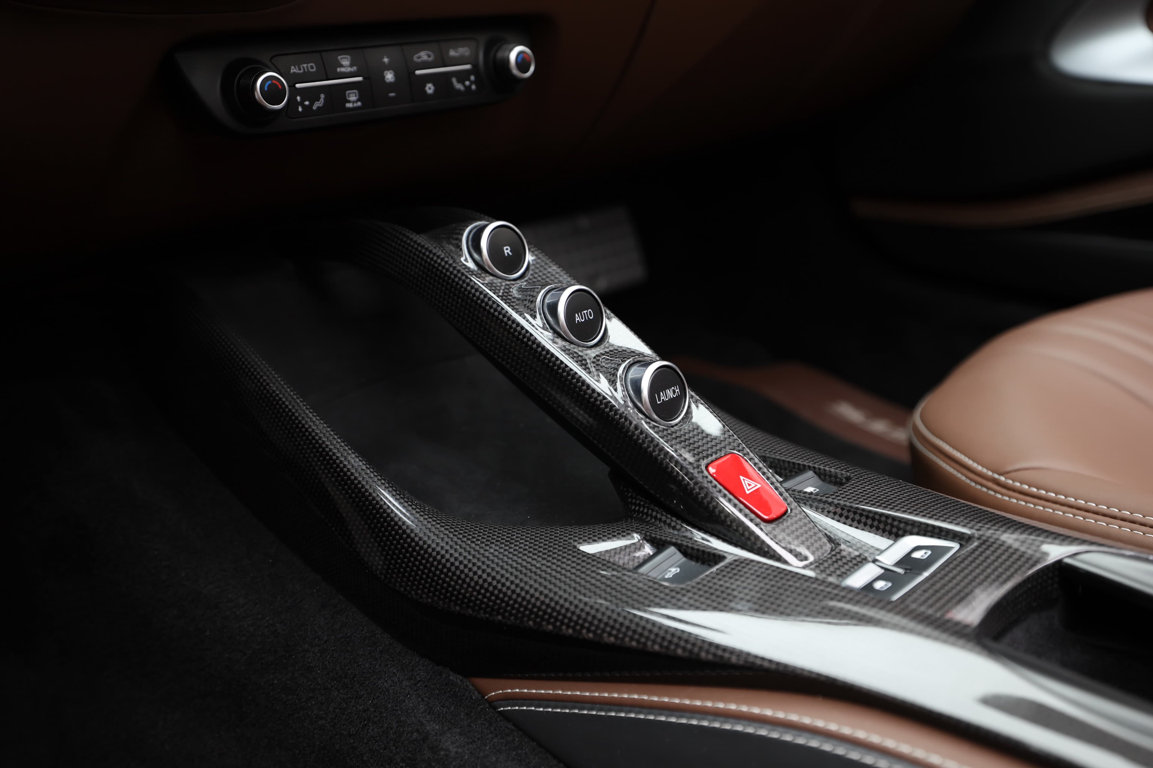 Voici un autre angle de la console centrale de la Ferrari 812 GTS. Les commandes bien agencées et le design épuré mettent en avant la fonctionnalité tout en conservant un look sophistiqué. Chaque détail est pensé pour améliorer l'expérience de conduite.