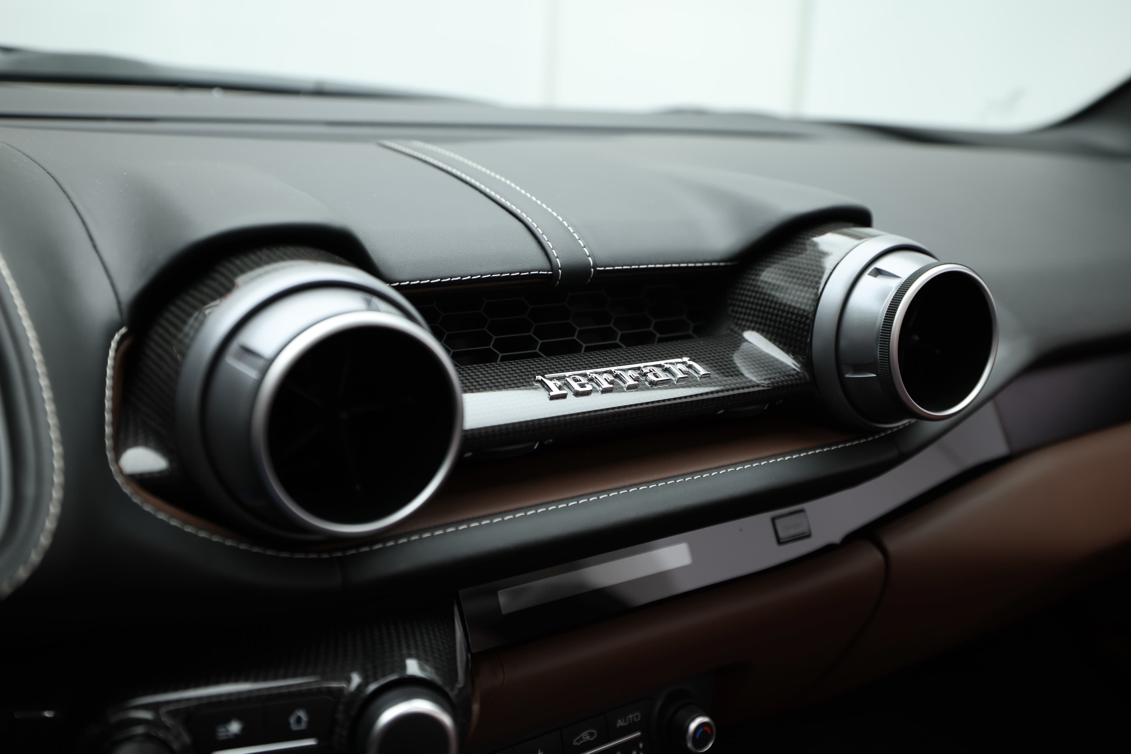 Voici un détail des aérateurs de la Ferrari 812 GTS, avec le logo Ferrari bien en vue. Ce design élégant et fonctionnel assure une circulation d'air efficace tout en maintenant l'esthétique sportive et moderne de l'intérieur.