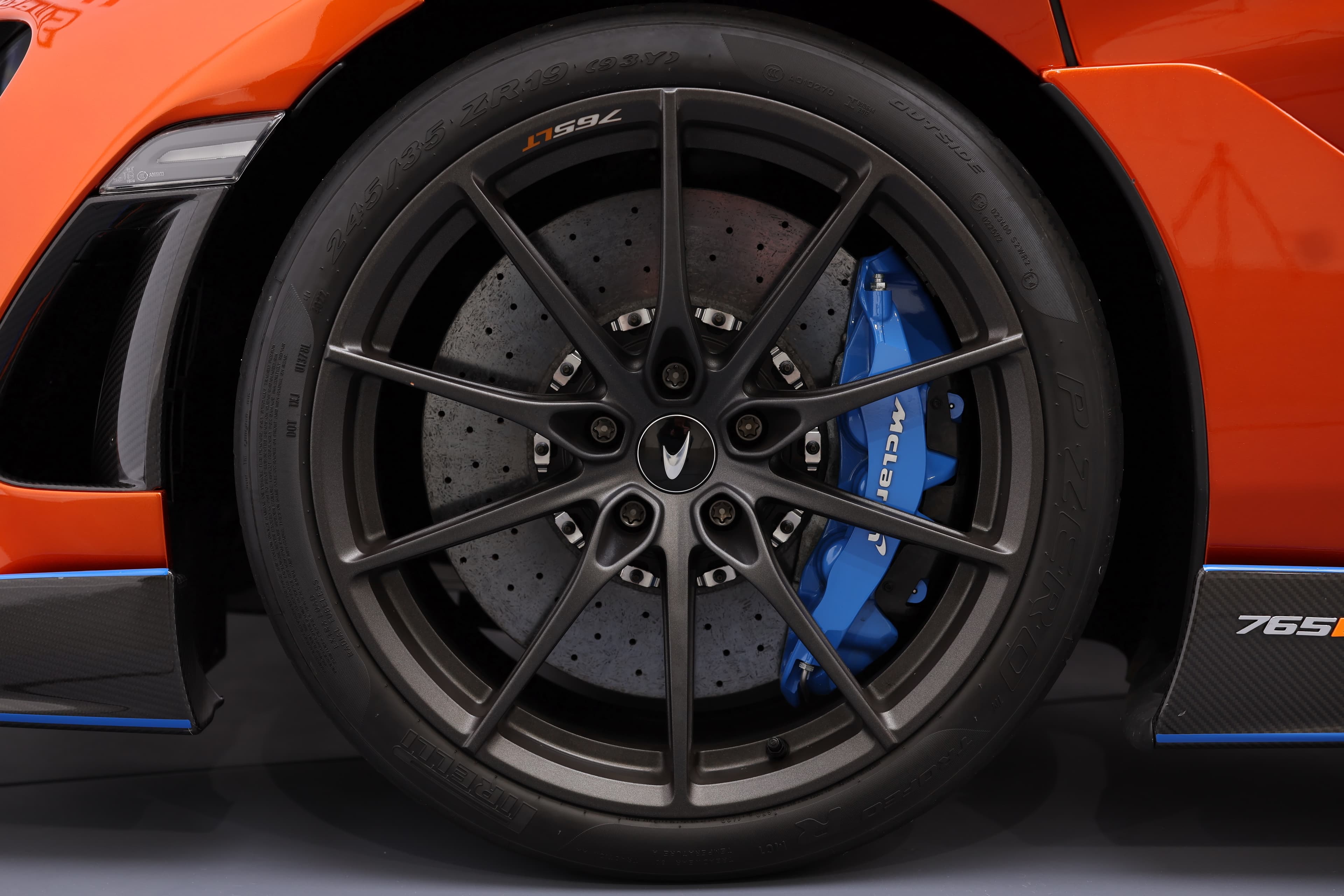 Gros plan sur la jante de la McLaren 765LT, mettant en avant les freins en carbone-céramique et le design sophistiqué de la jante, soulignant l'importance de la performance et de la technologie dans cette supercar.
