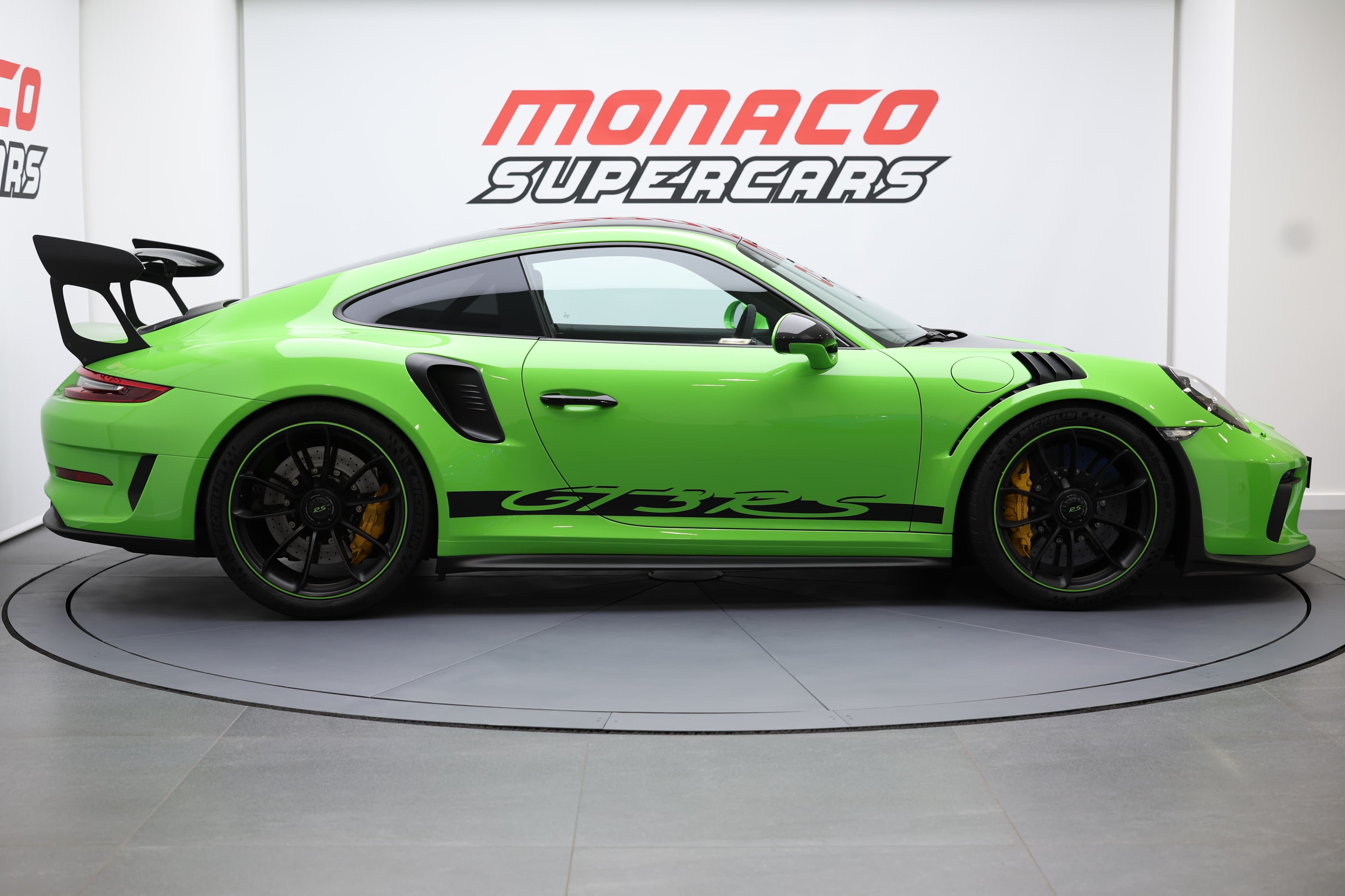 Vue de profil d’une voiture GT3RS  exposée chez Monaco Supercars, mettant en avant sa silhouette racée et son design ultra-performant.