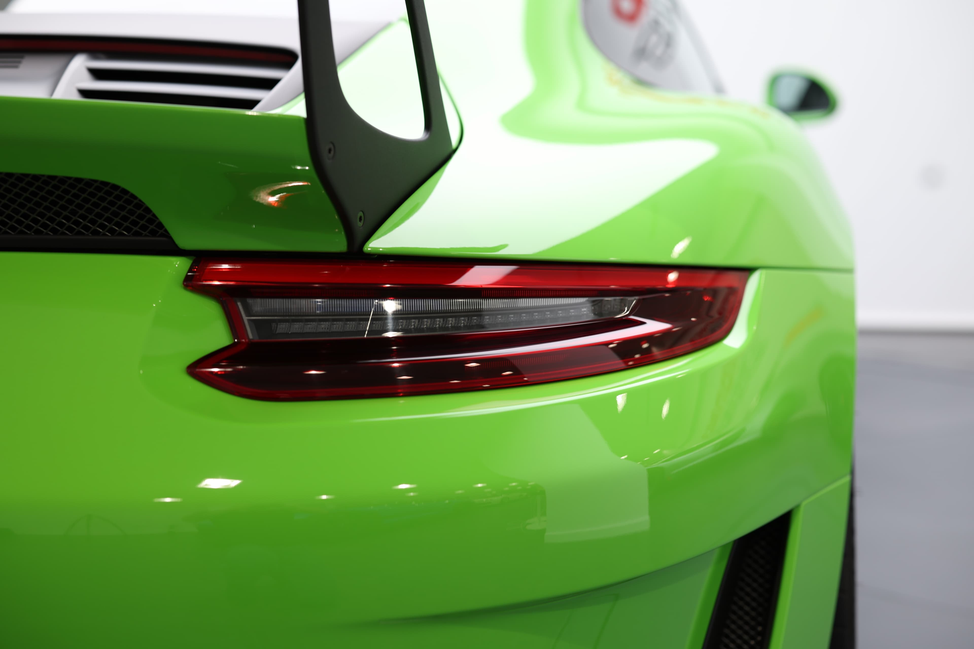 Admirez les feux arrière sophistiqués de la Porsche GT3 RS, alliant style et technologie avancée. Visitez notre showroom à Monaco pour découvrir cette hypercar d'exception.