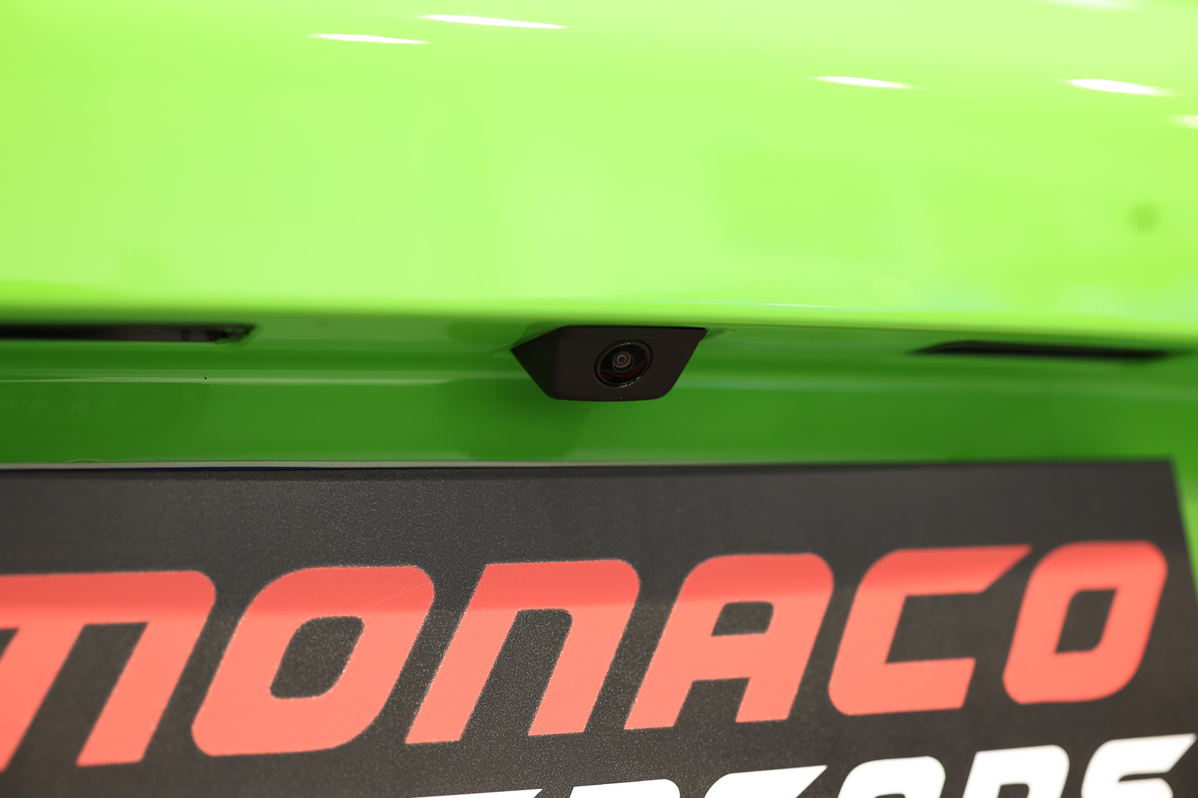 La caméra de recul de la Porsche GT3 RS, intégrée de manière élégante, assure une manœuvre précise tout en mettant en valeur le design distinctif de la voiture.