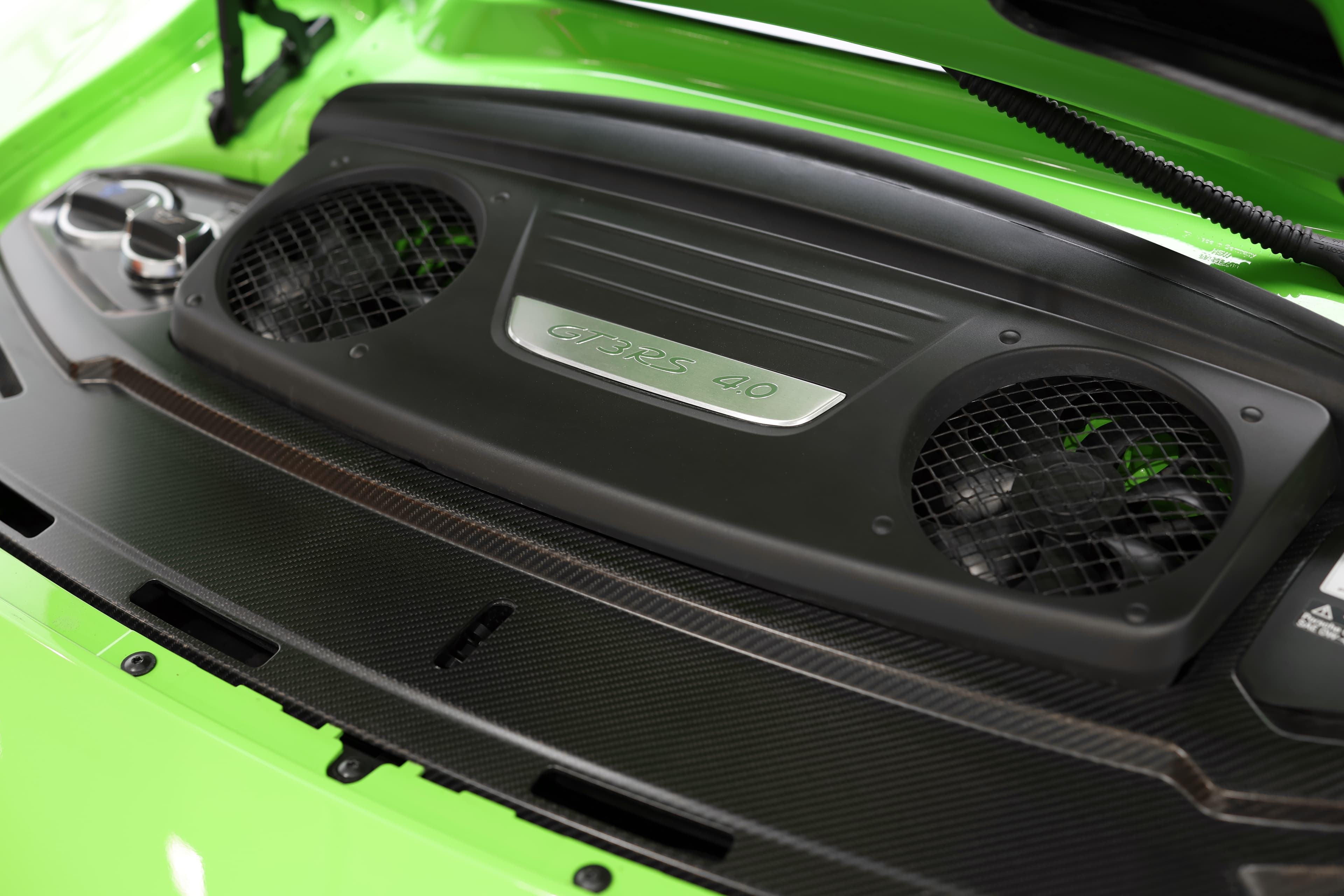 Le système de ventilation en carbone de la Porsche GT3 RS, conçu pour optimiser le refroidissement du moteur, témoigne de l’ingénierie de précision et de la performance exceptionnelle de ce modèle.