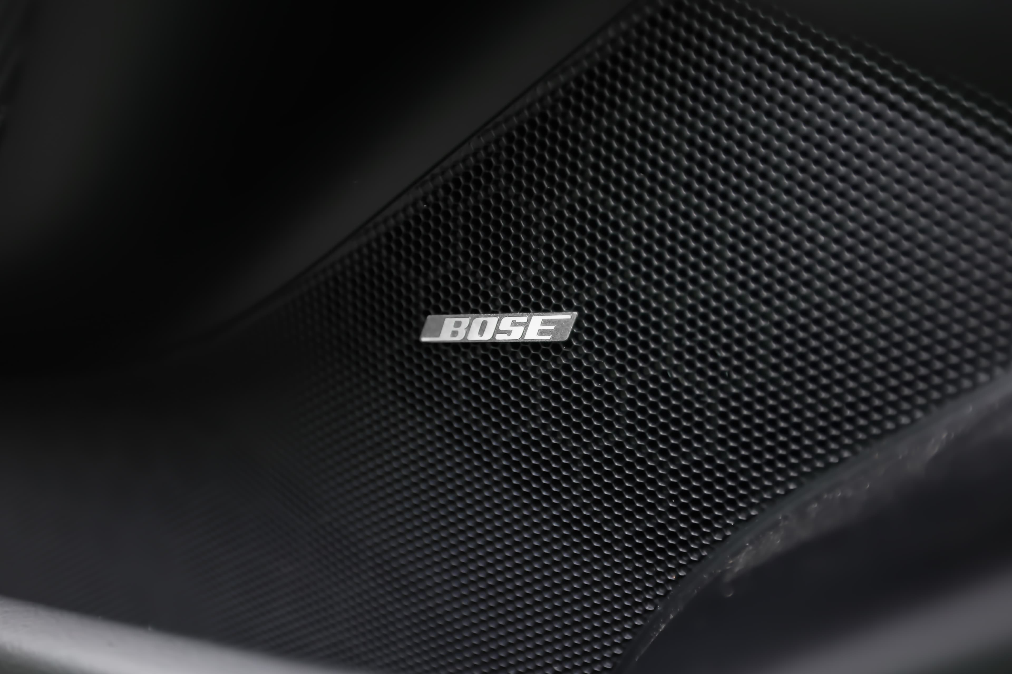 Le système audio Bose intégré dans la Porsche GT3 RS, mis en valeur par un design en carbone, garantit une expérience sonore immersive, parfaitement adaptée à l'esprit sportif de ce véhicule de performance.