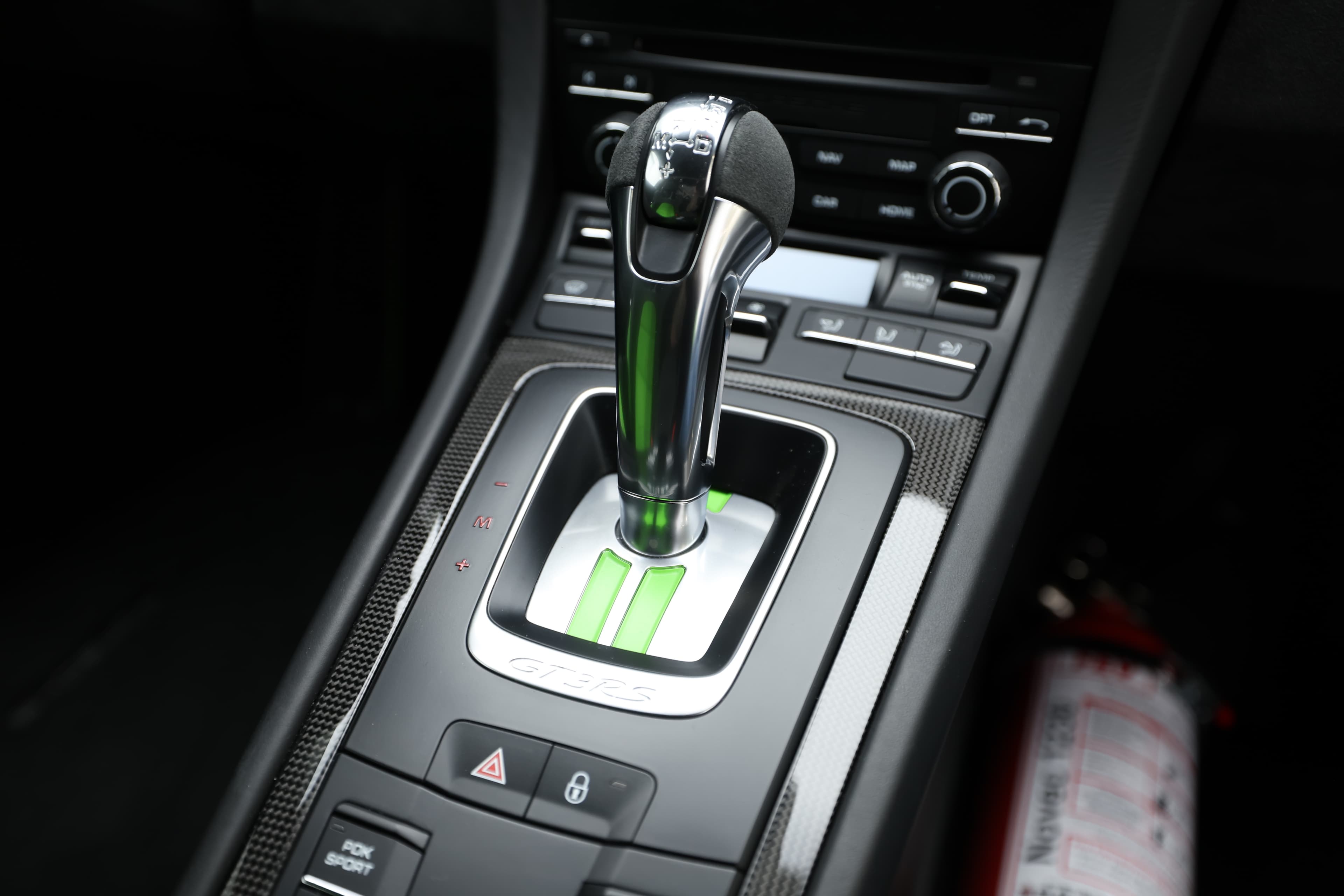 Le levier de vitesses de la Porsche GT3 RS, avec son design distinctif et ses finitions de qualité, ajoute une touche d'élégance tout en restant fonctionnel, parfait pour une conduite sportive.