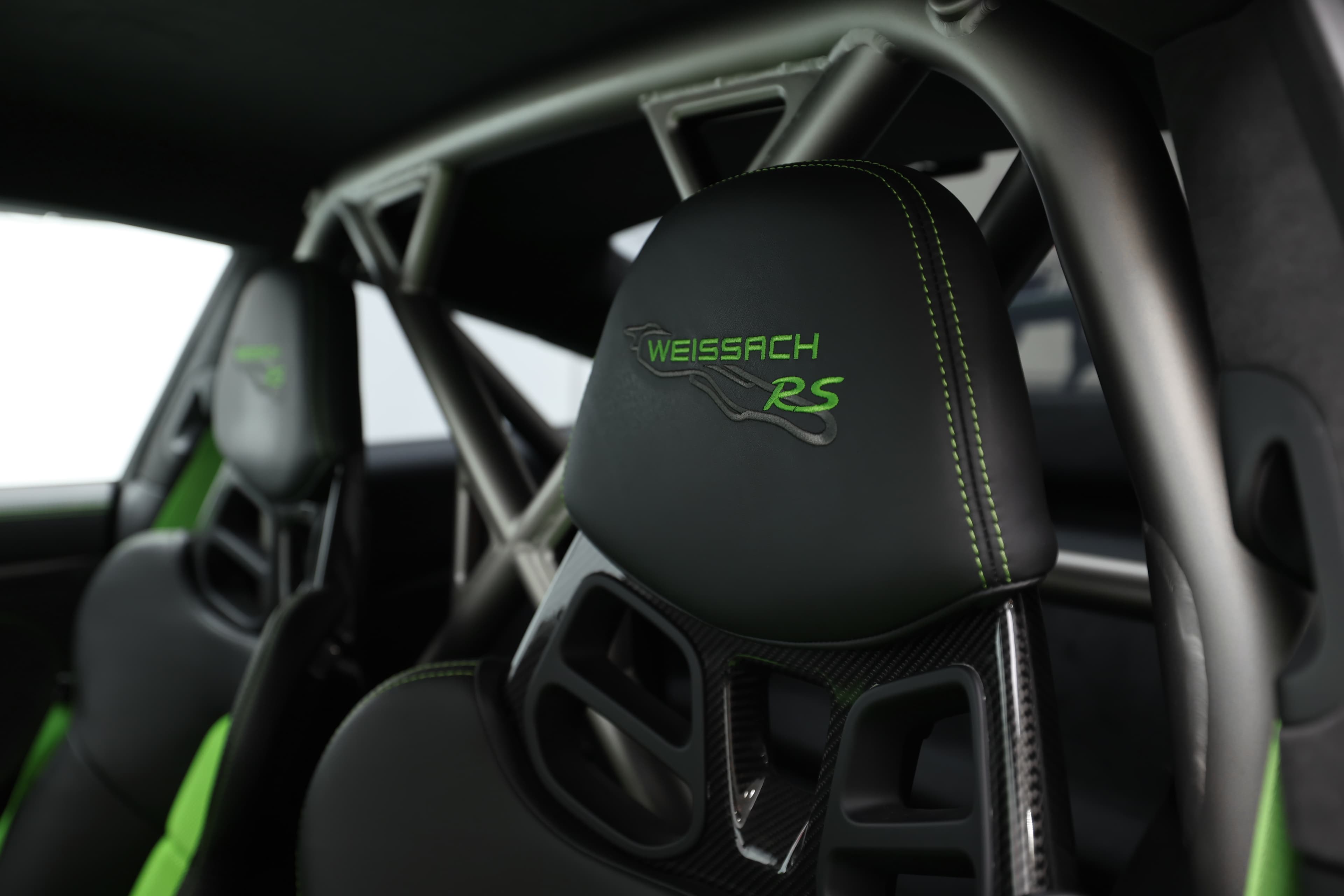 L'arceau de sécurité derrière le siège renforce la protection et améliore la rigidité de la structure. Il souligne également l'orientation vers la performance de la Porsche GT3 RS.