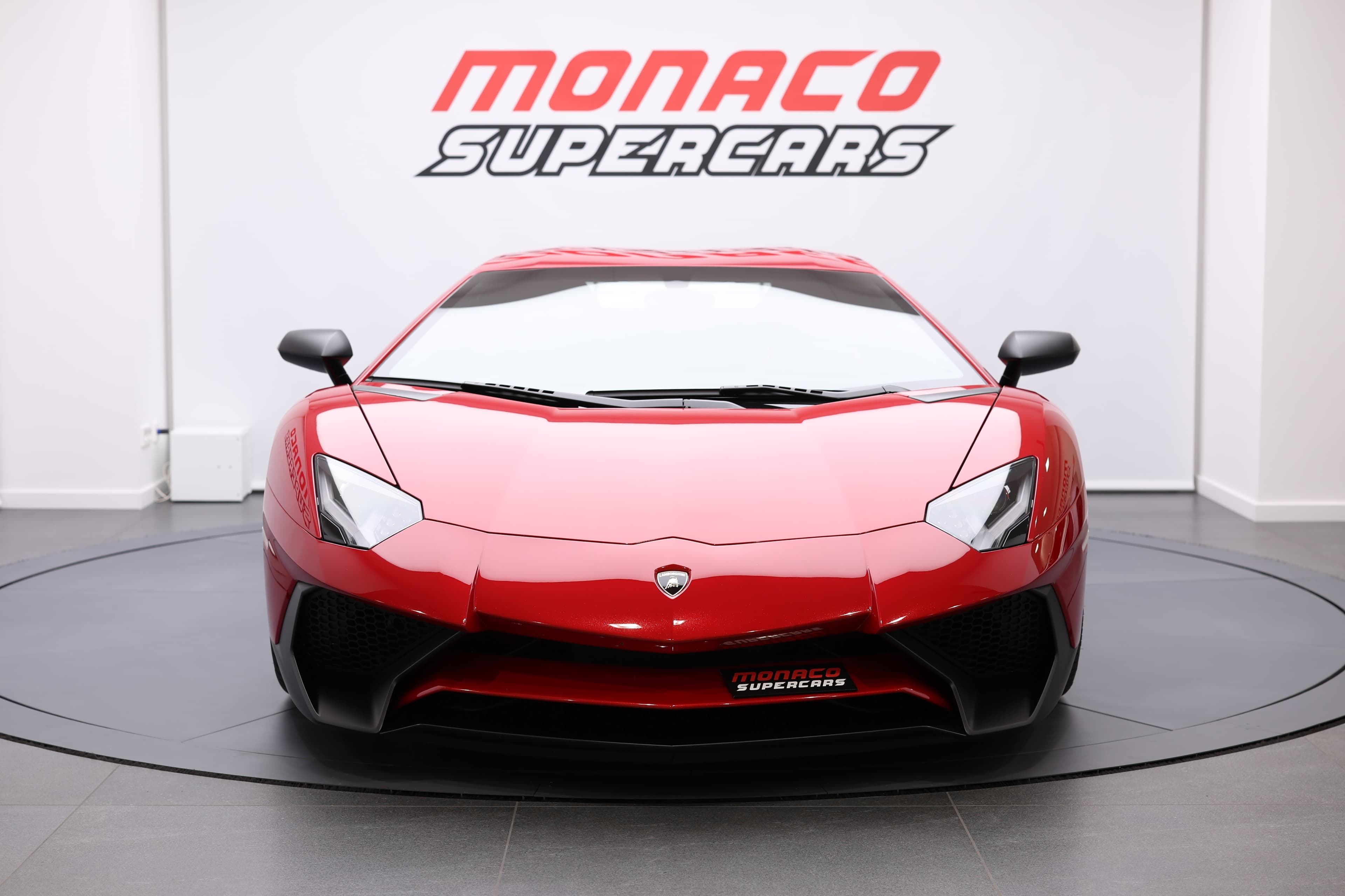 La Lamborghini Aventador SV est une supercar emblématique, alliant design futuriste et performance exceptionnelle.