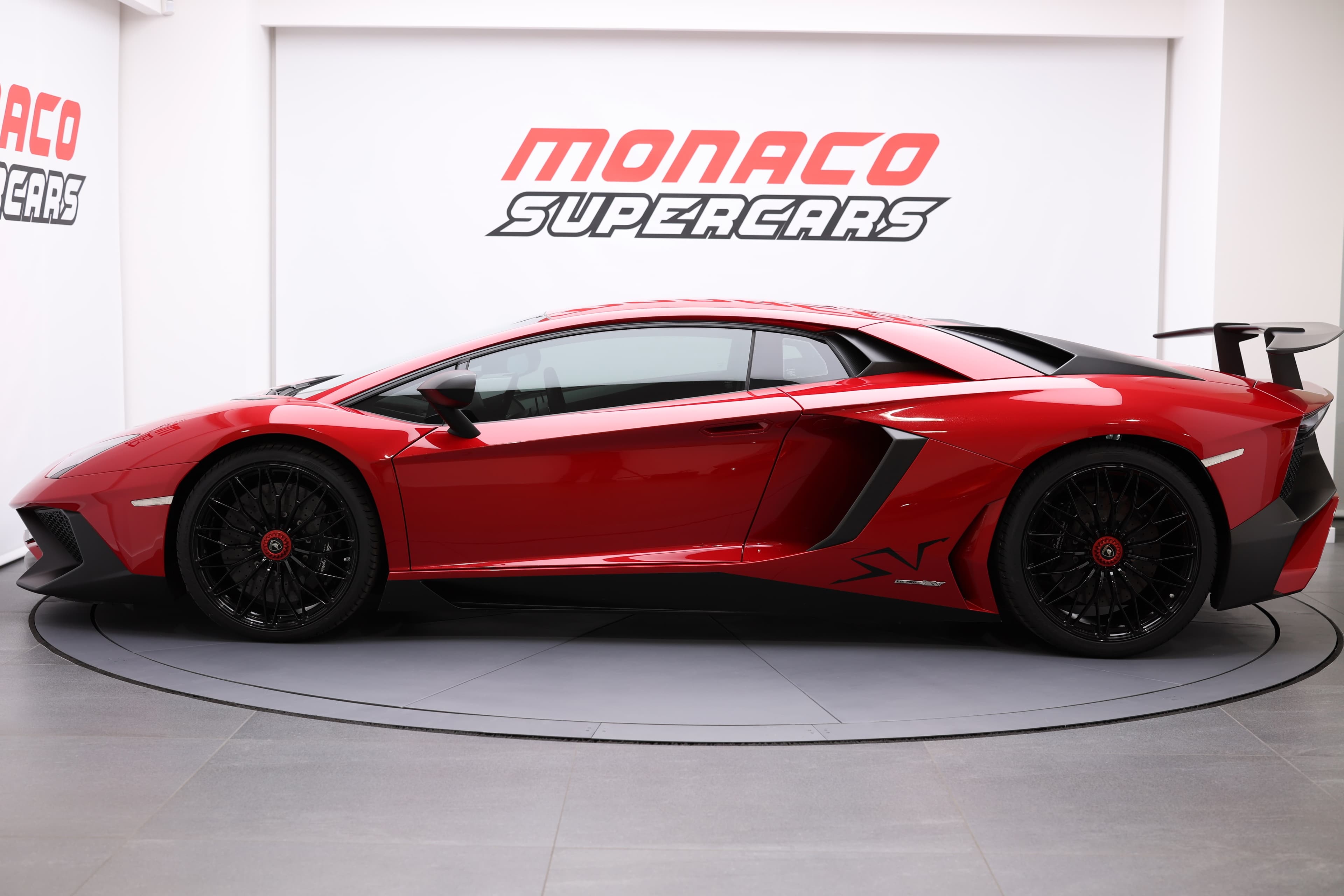 Découvrez la Lamborghini Aventador SV, une supercar au design sculptural et dynamique, dotée d'un moteur V12 surpuissant, offrant des performances de pointe et une expérience de conduite inégalée, parfaite pour les passionnés de vitesse et de luxe.