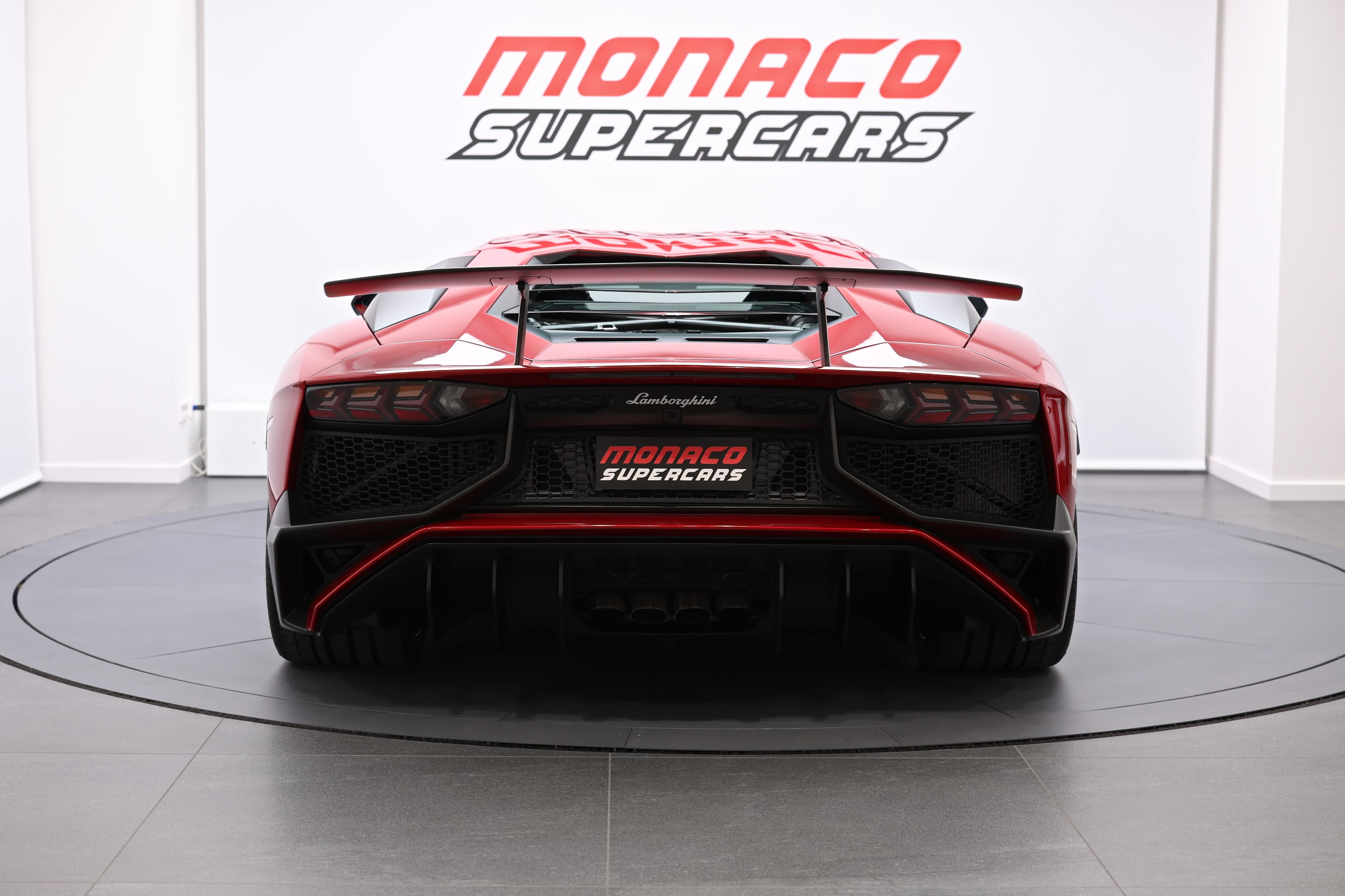 Admirez l'arrière de la Lamborghini Aventador SV, une supercar emblématique au design futuriste, dotée d'une aérodynamique avancée et de feux arrière distinctifs, offrant une performance inégalée et un style audacieux qui captivent les passionnés d'automobiles.