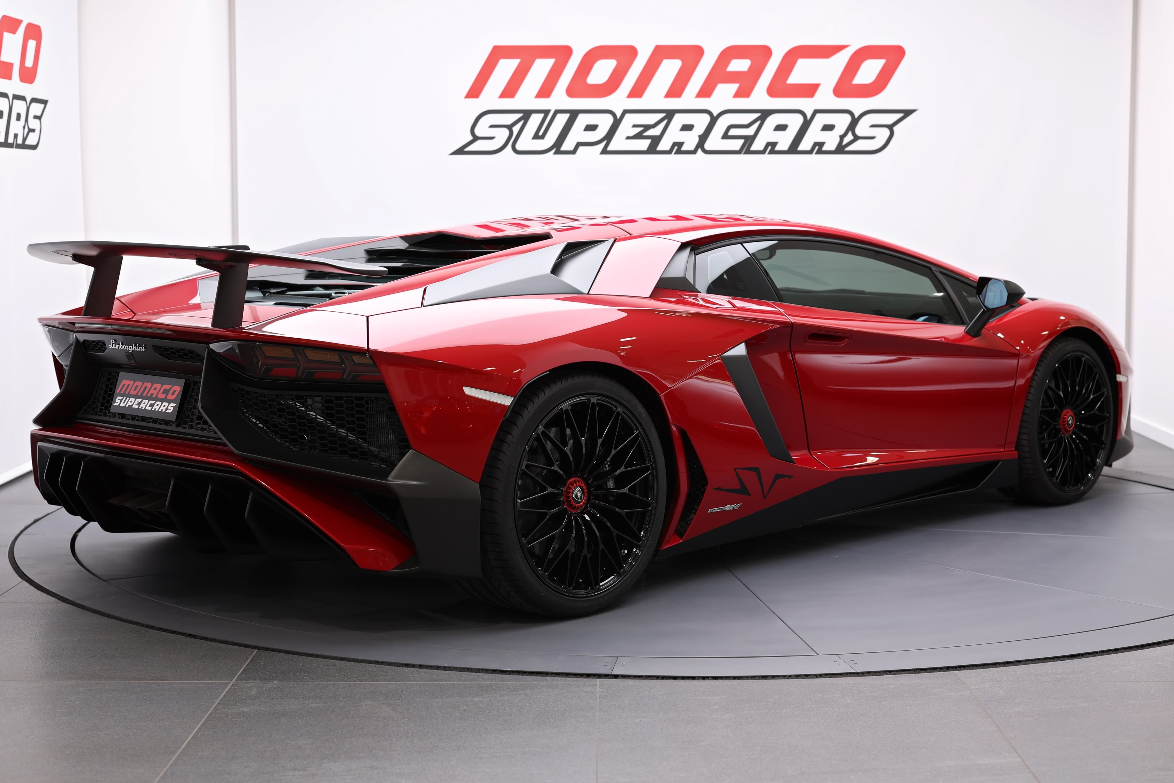 Découvrez la Lamborghini Aventador SV, une supercar au design audacieux et dynamique, mettant en avant son impressionnant aileron arrière et sa silhouette sculptée, offrant des performances de haut niveau et un style inégalé pour les véritables passionnés de vitesse et de luxe.