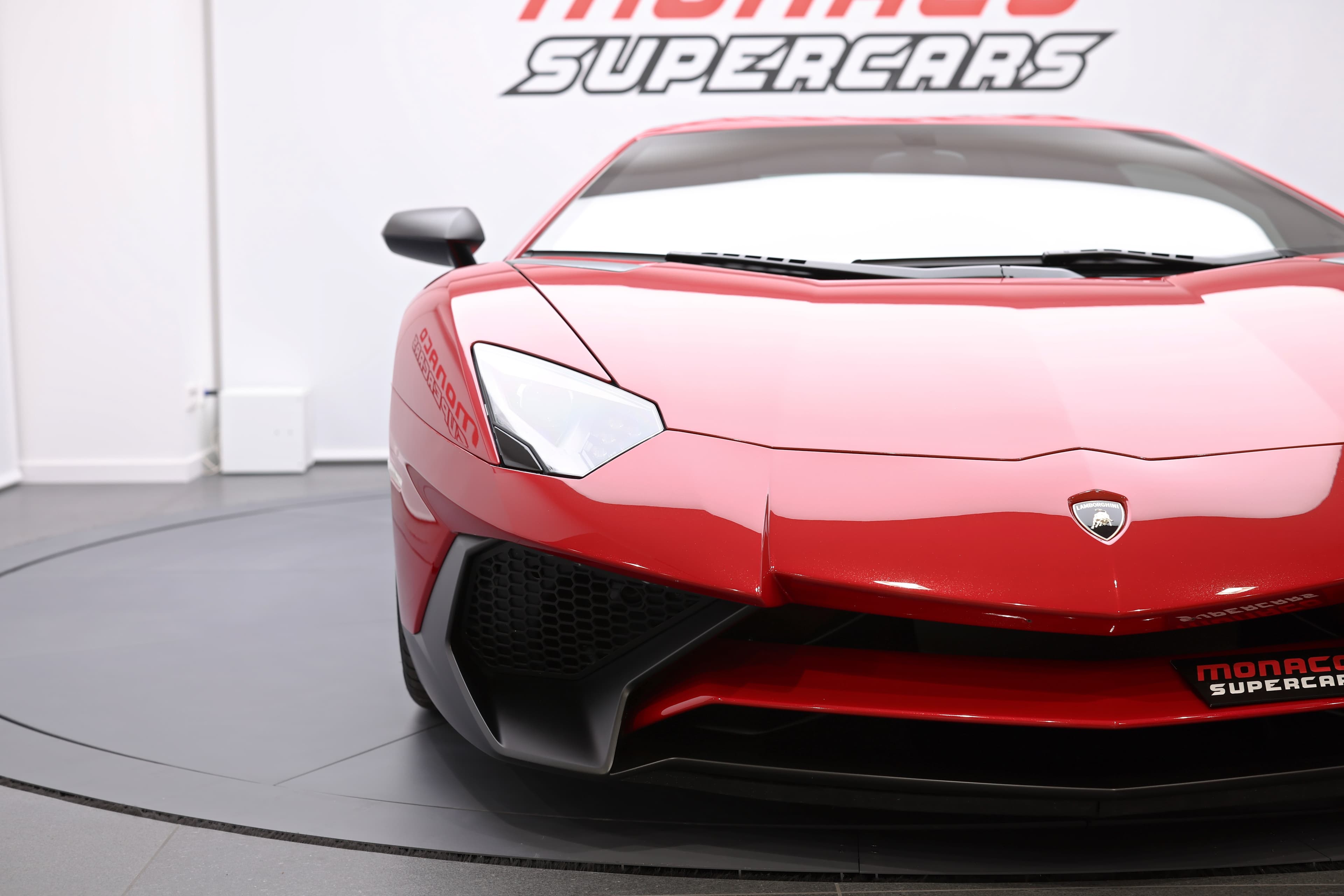 Découvrez l'avant emblématique de la Lamborghini Aventador SV, avec sa calandre agressive et son design distinctif, un véritable symbole de performance et d'innovation dans le monde des supercars.