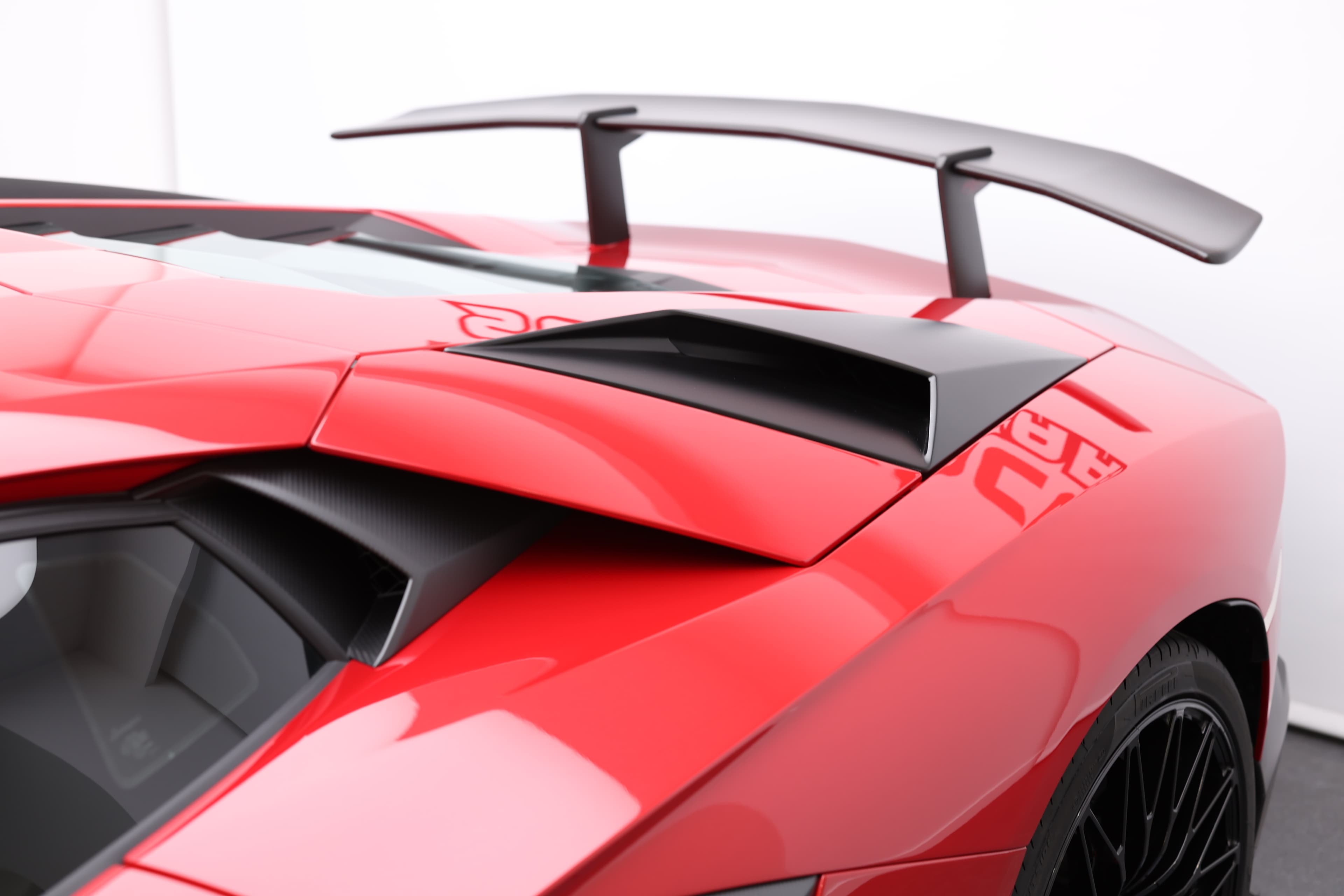 Découvrez l’aileron arrière de la Lamborghini Aventador SV, un élément crucial qui améliore l'aérodynamisme tout en ajoutant une touche de sportivité à son design audacieux.