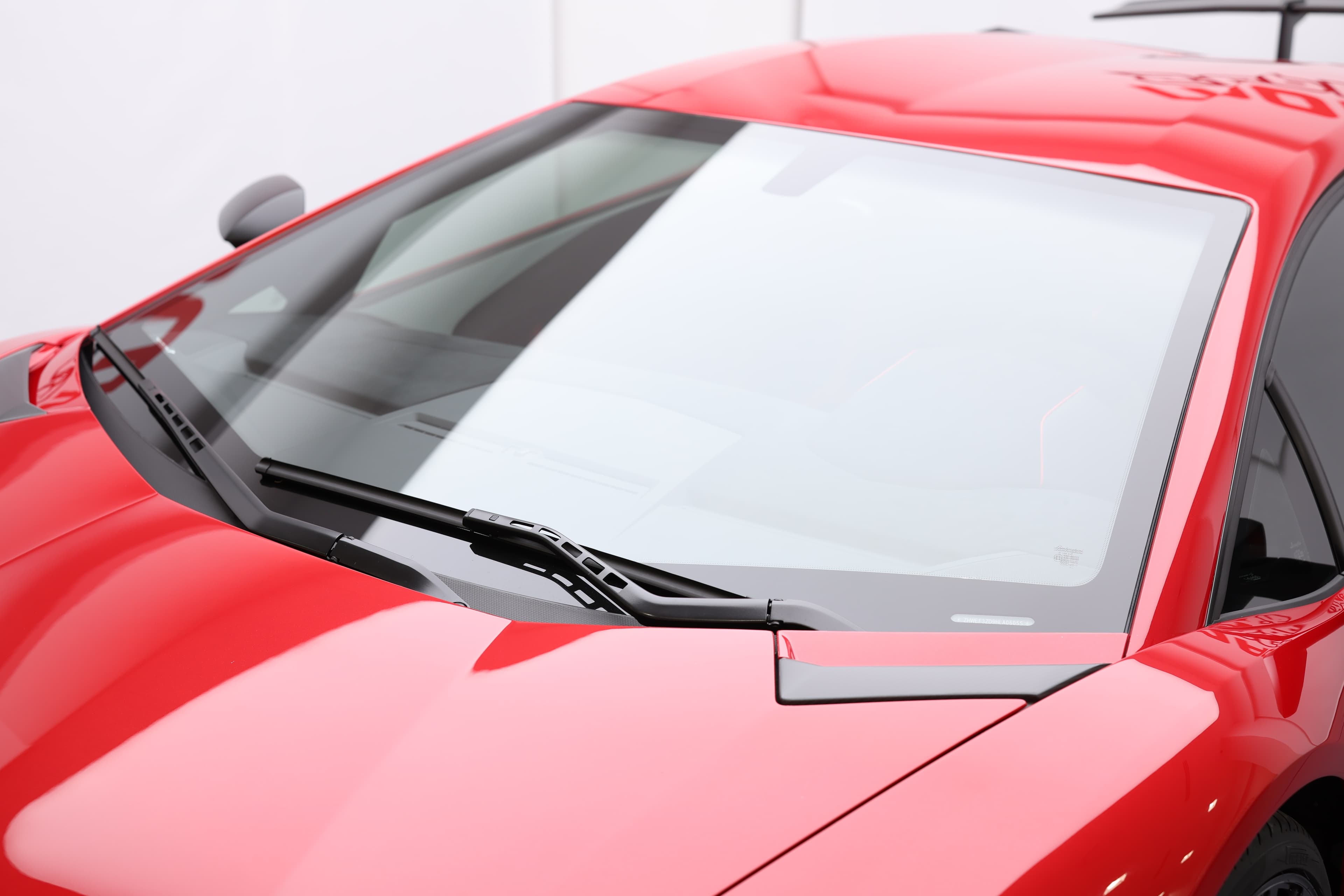 Examinez le capot de la Lamborghini Aventador SV, avec ses lignes épurées et ses détails raffinés, qui ajoutent à l'aérodynamisme et au style emblématique de ce modèle.