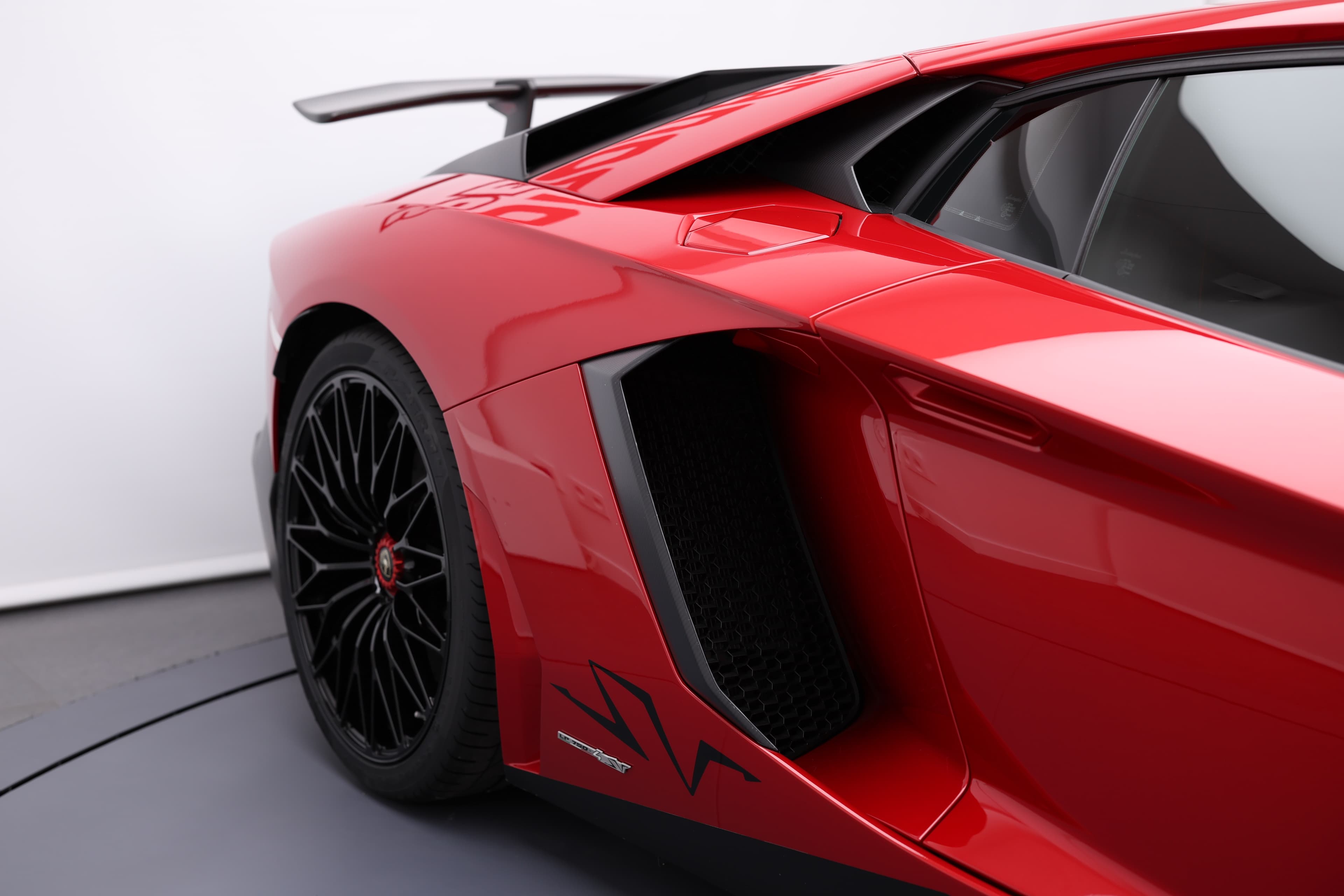 Admirez la courbe sculptée de la Lamborghini Aventador SV, capturant l'essence même de la performance avec son design aérodynamique et sa finition impeccable, tout en mettant en valeur la puissance qui se cache sous le capot.