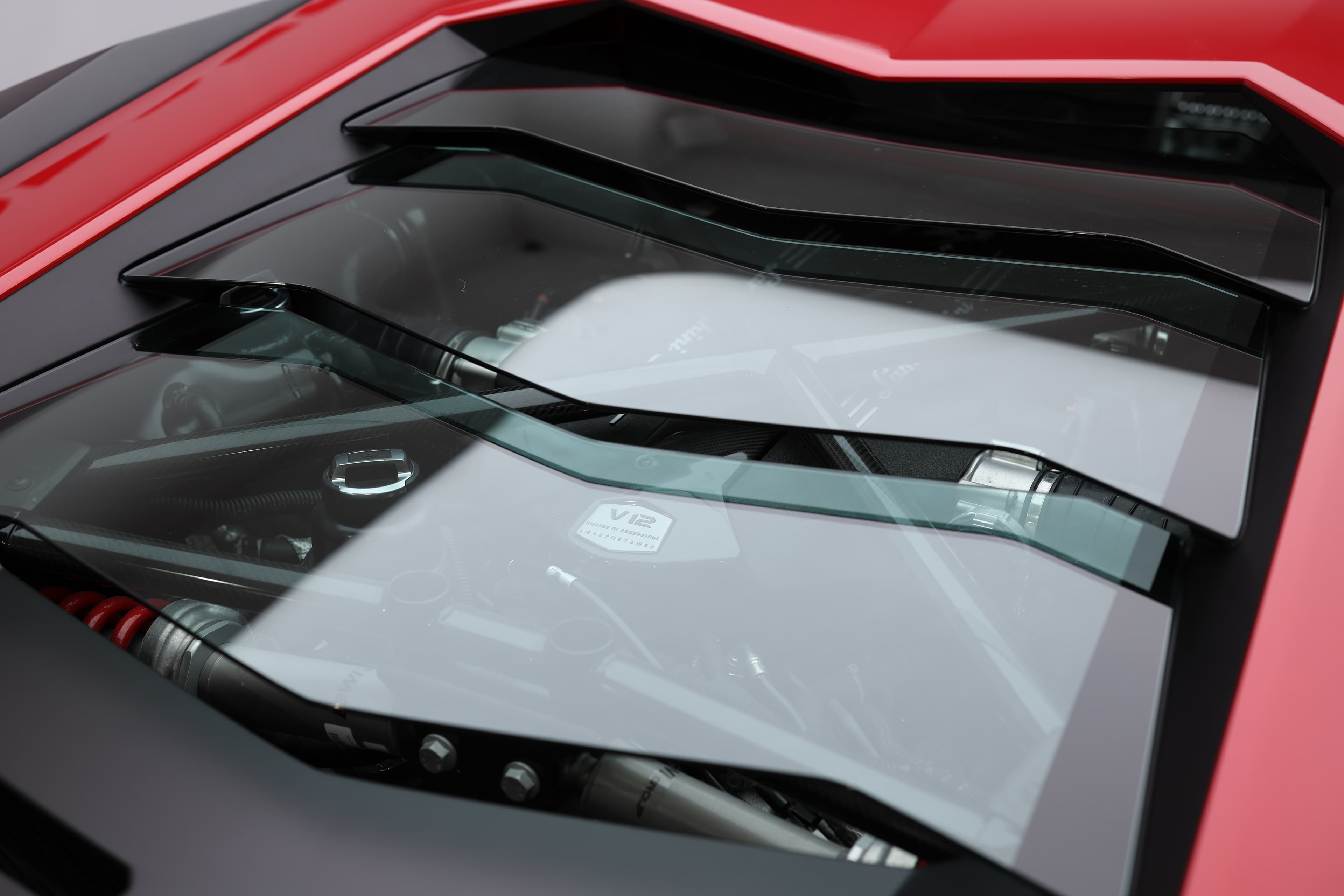 Explorez l'intérieur du compartiment moteur de la Lamborghini Aventador SV, où la technologie de pointe et le design de précision se conjuguent pour offrir une performance inégalée, tout en mettant en avant le savoir-faire exceptionnel de la marque.