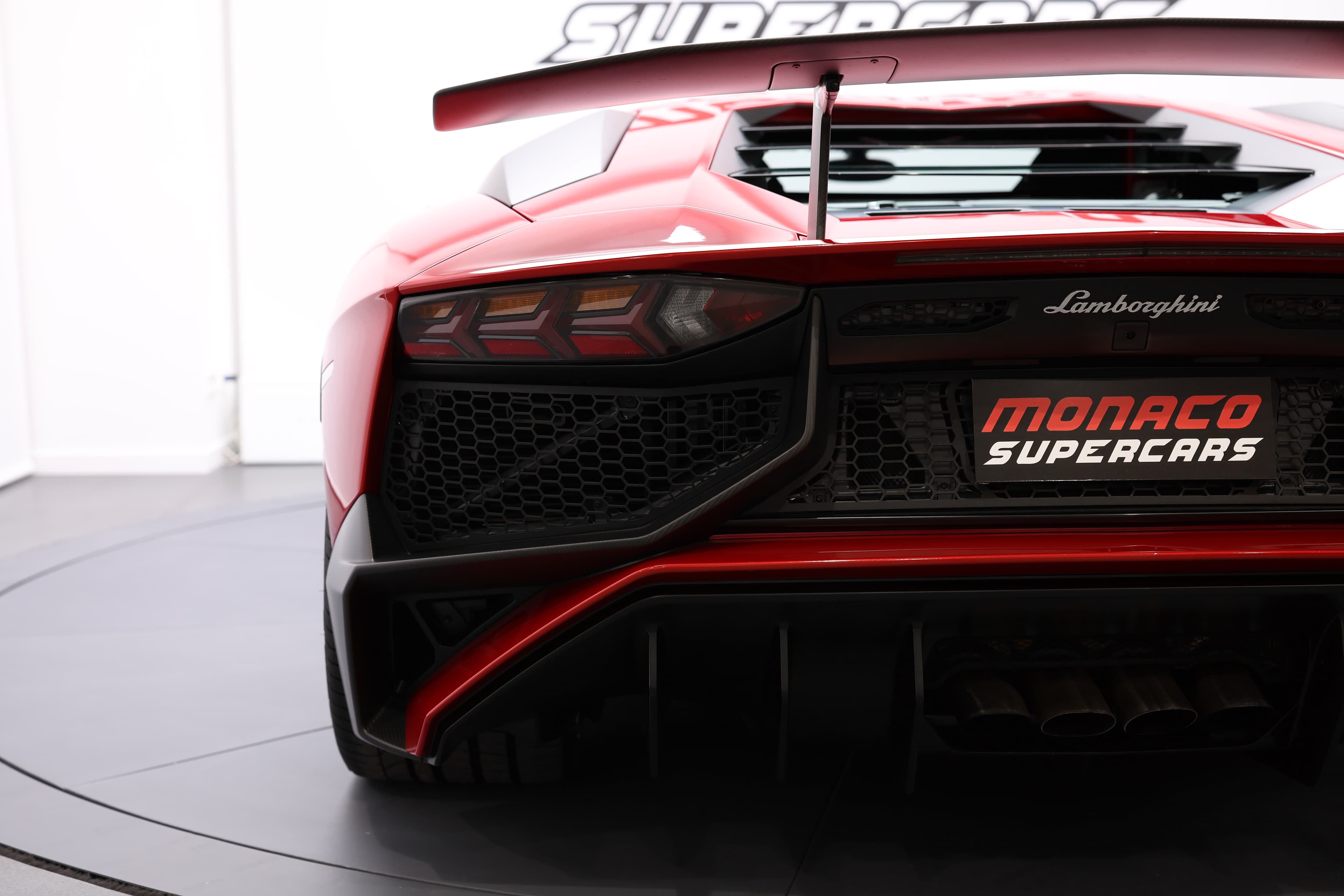 Admirez l'arrière de la Lamborghini Aventador SV, où le design audacieux s'allie à la technologie avancée, avec un aileron qui optimise l'appui aérodynamique tout en soulignant son caractère sportif.