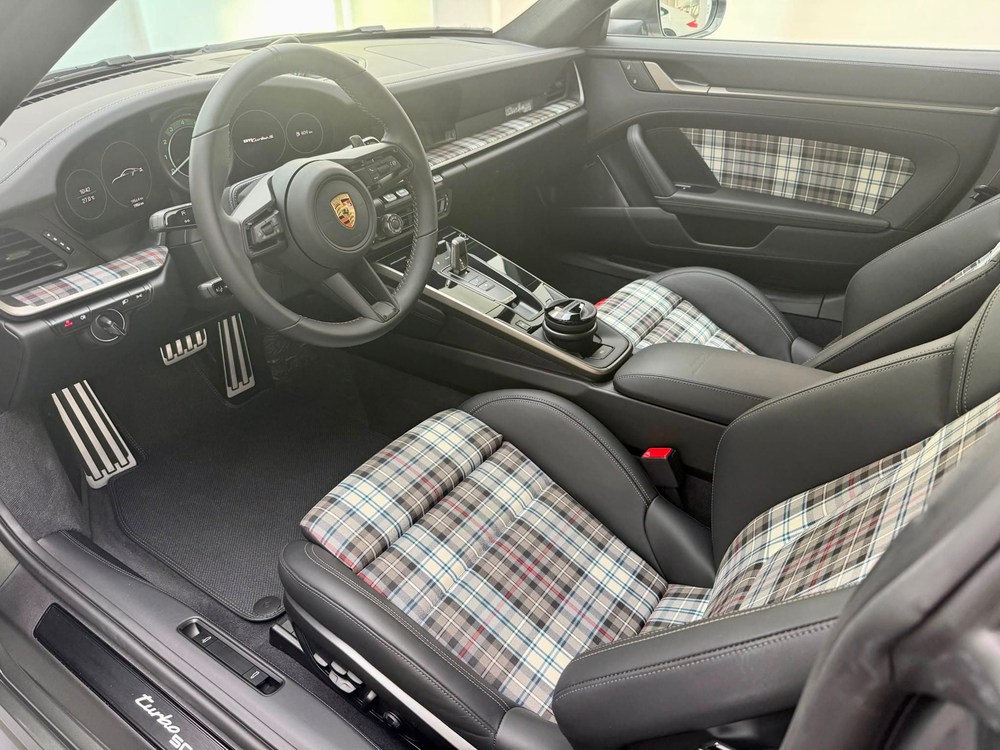 INTERIEUR VOLANT 3/4 AVANT PORSCHE 911 TURBO 50E ANNIVERSAIRE
