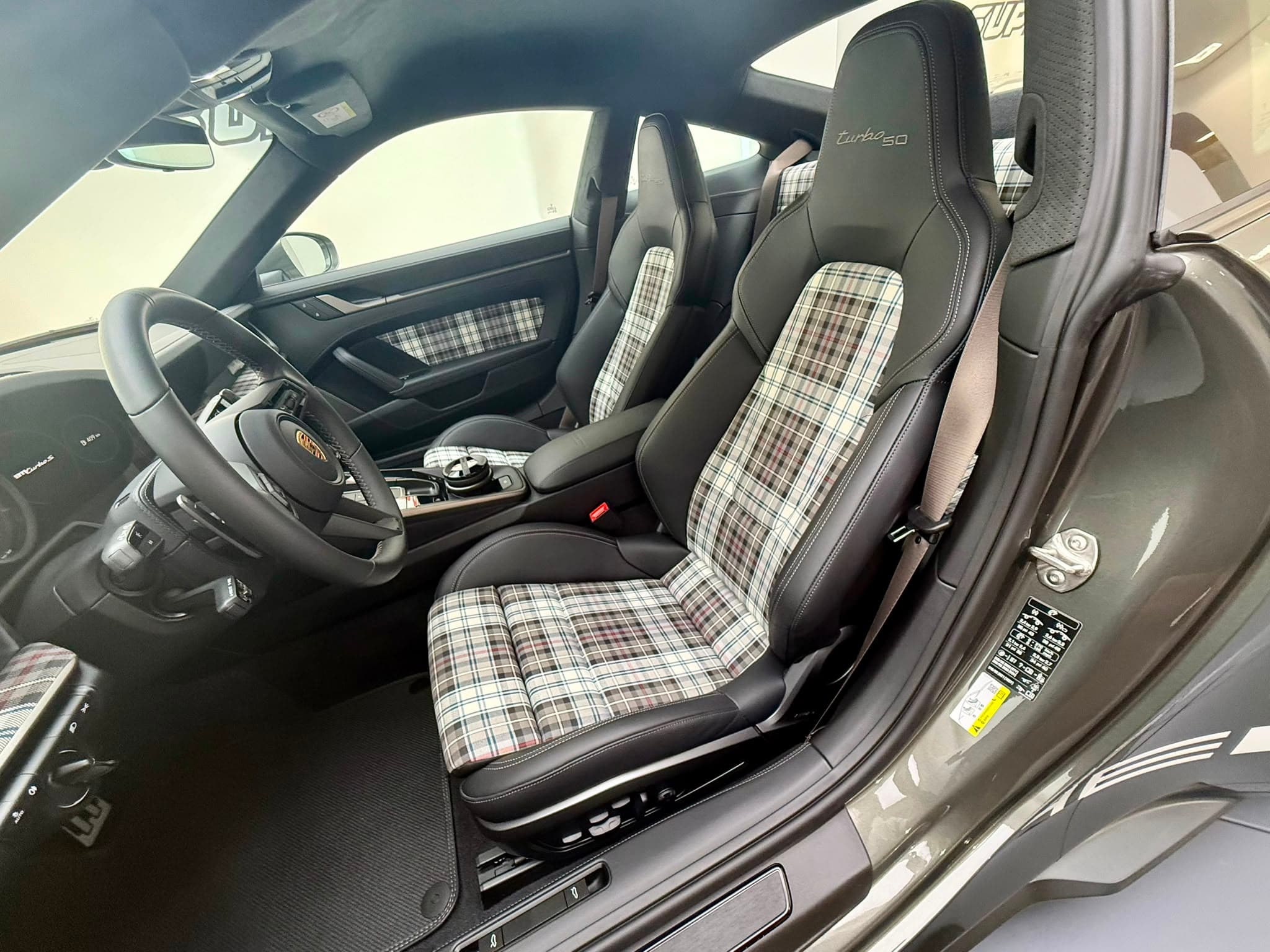 INTERIEUR 3/4 AVANT PORSCHE 911 TURBO 50E ANNIVERSAIRE