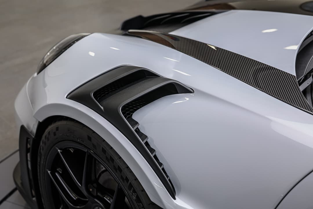 Découvrez l'aération innovante de ce pneu, capturée au-dessus de la roue, symbole de performance et de technologie. Une pièce essentielle pour optimiser la sécurité et la maniabilité sur les routes de Monaco.