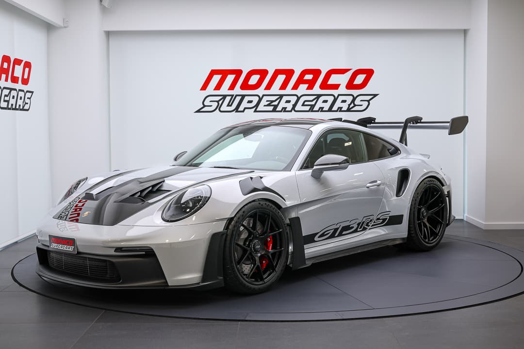 Cette vue en trois quarts de la Porsche 911 GT3 RS met en avant ses lignes musclées et son aileron emblématique, illustrant parfaitement son équilibre entre style et performance, tout en soulignant son caractère résolument sportif.